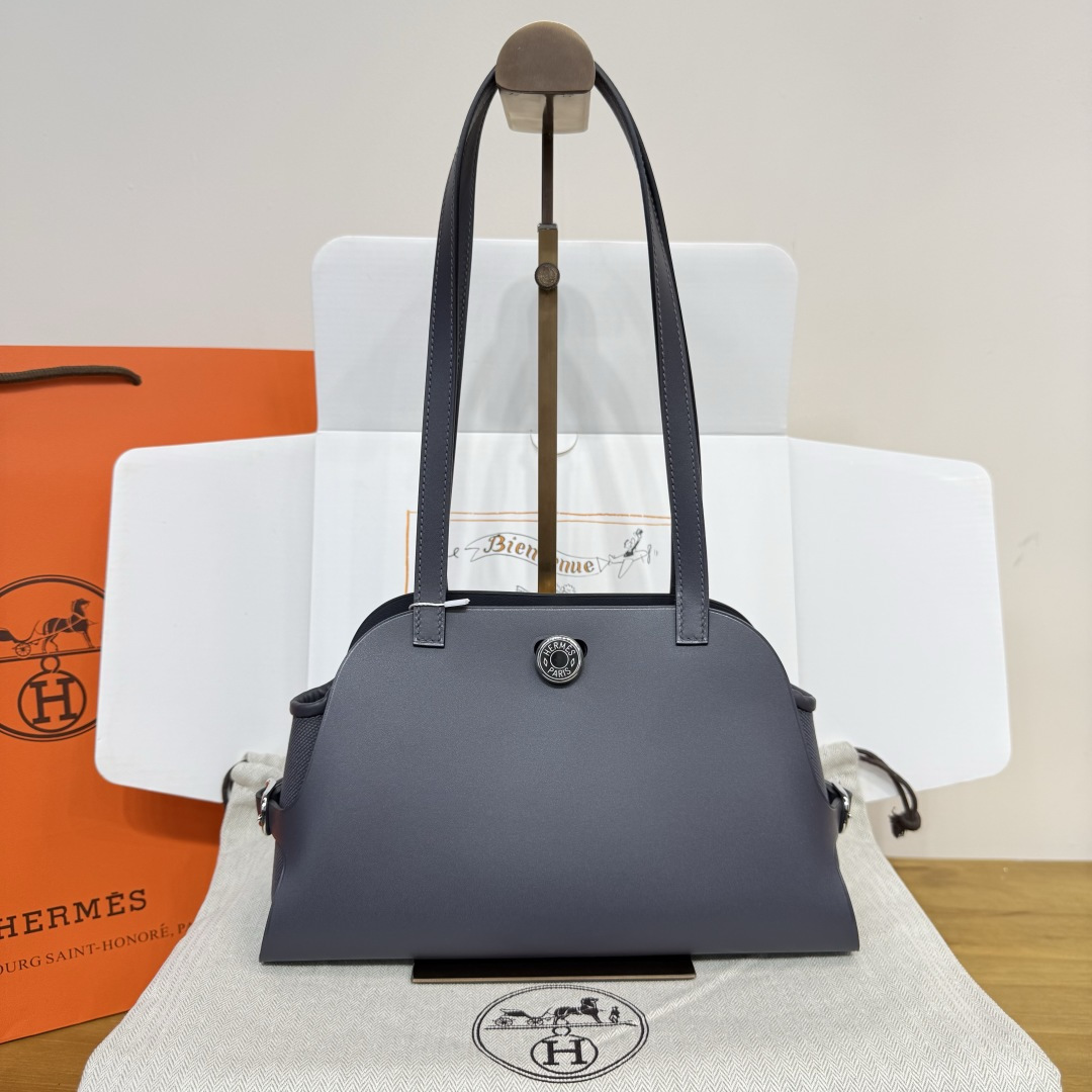 NO:741225,Slate gray silver buckle Made of Hunter cowhide, Swift calfskin and military canvas. It has a saddle stud lock, a removable inner bag and an Etriviere buckle. It is suitable for hand or shoulder carry and is a practical commuter bag. :**,Hermes,hermes,stuart weitzman,cowhide,Hermes,19860909石板灰银扣 Hunter牛皮、Swift小牛皮和军用帆布制作 具有马鞍钉锁扣、可拆卸内袋以及Etriviere带扣 适合手提或肩背,是一款实用的通勤包. :**,爱马仕,hermes,stuart weitzman,cowhide,Hermes,,Bag