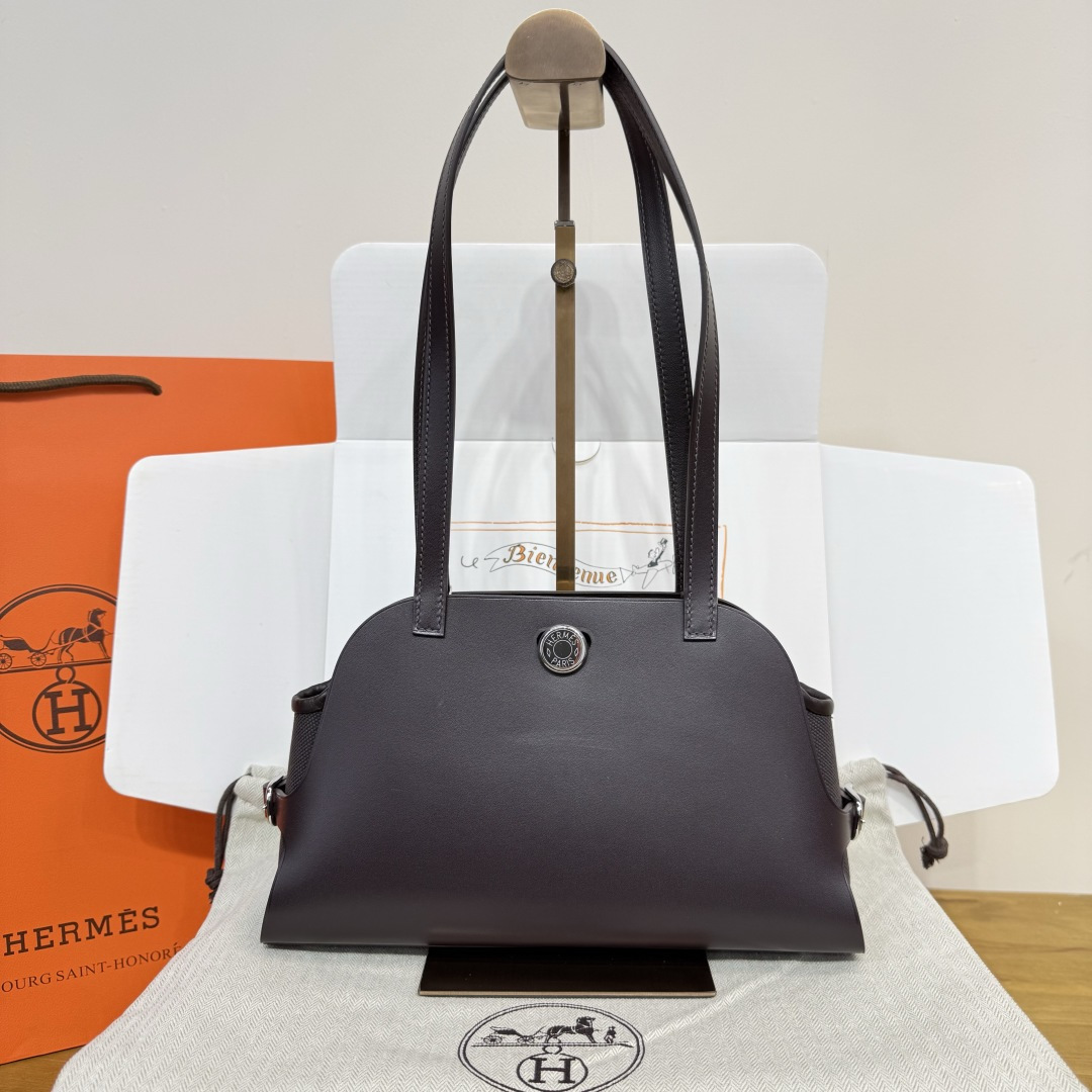 NO:741223,Ebony silver buckle Made of Hunter cowhide, Swift calfskin and military canvas. It has a saddle stud lock, a removable inner bag and an Etriviere buckle. It is suitable for hand or shoulder carry and is a practical commuter bag. :**,Hermes,hermes,stuart weitzman,cowhide,Hermes,19860909乌木色银扣 Hunter牛皮、Swift小牛皮和军用帆布制作 具有马鞍钉锁扣、可拆卸内袋以及Etriviere带扣 适合手提或肩背,是一款实用的通勤包. :**,爱马仕,hermes,stuart weitzman,cowhide,Hermes,,Bag