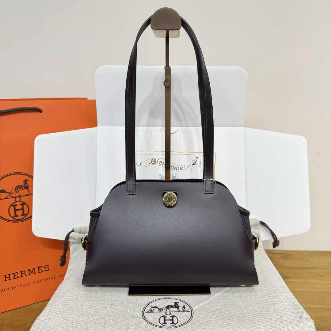 NO:741221,Ebony gold buckle Made of Hunter cowhide, Swift calfskin and military canvas. It has a saddle stud lock, a removable inner bag and an Etriviere buckle. It is suitable for hand or shoulder carry and is a practical commuter bag. :**,Hermes,hermes,stuart weitzman,cowhide,Hermes,19860909乌木色金扣 Hunter牛皮、Swift小牛皮和军用帆布制作 具有马鞍钉锁扣、可拆卸内袋以及Etriviere带扣 适合手提或肩背,是一款实用的通勤包. :**,爱马仕,hermes,stuart weitzman,cowhide,Hermes,,Bag