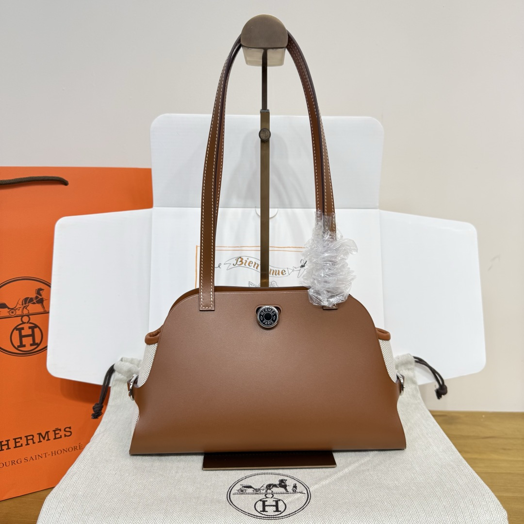 NO:741229,Gold brown silver buckle Made of Hunter cowhide, Swift calfskin and military canvas. It has a saddle stud lock, a removable inner bag and an Etriviere buckle. It is suitable for hand or shoulder carry and is a practical commuter bag. :**,Hermes,hermes,stuart weitzman,cowhide,Hermes,19860909金棕银扣 Hunter牛皮、Swift小牛皮和军用帆布制作 具有马鞍钉锁扣、可拆卸内袋以及Etriviere带扣 适合手提或肩背,是一款实用的通勤包. :**,爱马仕,hermes,stuart weitzman,cowhide,Hermes,,Bag