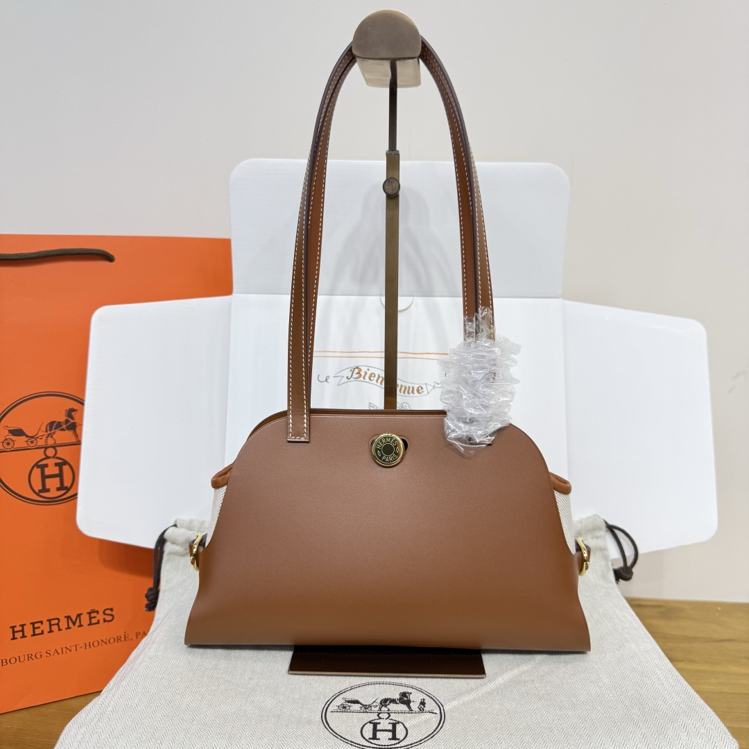 NO:741227,Gold brown gold buckle Made of Hunter cowhide, Swift calfskin and military canvas. It has a saddle stud lock, a removable inner bag and an Etriviere buckle. It is suitable for hand or shoulder carry and is a practical commuter bag. :**,Hermes,hermes,stuart weitzman,cowhide,Hermes,19860909金棕金扣 Hunter牛皮、Swift小牛皮和军用帆布制作 具有马鞍钉锁扣、可拆卸内袋以及Etriviere带扣 适合手提或肩背,是一款实用的通勤包. :**,爱马仕,hermes,stuart weitzman,cowhide,Hermes,,Bag
