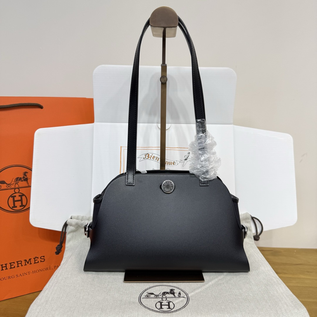 NO:741233,Black silver buckle Made of Hunter cowhide, Swift calfskin and military canvas. It has a saddle stud lock, a removable inner bag and an Etriviere buckle. It is suitable for hand or shoulder carry and is a practical commuter bag. :**,Hermes,hermes,stuart weitzman,cowhide,Hermes,19860909黑色银扣 Hunter牛皮、Swift小牛皮和军用帆布制作 具有马鞍钉锁扣、可拆卸内袋以及Etriviere带扣 适合手提或肩背,是一款实用的通勤包. :**,爱马仕,hermes,stuart weitzman,cowhide,Hermes,,Bag