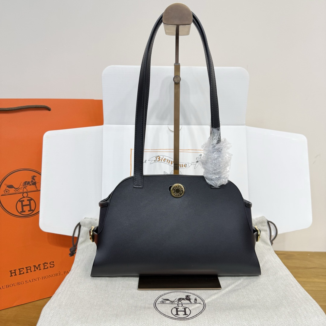 NO:741231,Black gold buckle Made of Hunter cowhide, Swift calfskin and military canvas. It has a saddle stud lock, a removable inner bag and an Etriviere buckle. It is suitable for hand or shoulder carry and is a practical commuter bag. :**,Hermes,hermes,stuart weitzman,cowhide,Hermes,19860909黑色金扣 Hunter牛皮、Swift小牛皮和军用帆布制作 具有马鞍钉锁扣、可拆卸内袋以及Etriviere带扣 适合手提或肩背,是一款实用的通勤包. :**,爱马仕,hermes,stuart weitzman,cowhide,Hermes,,Bag