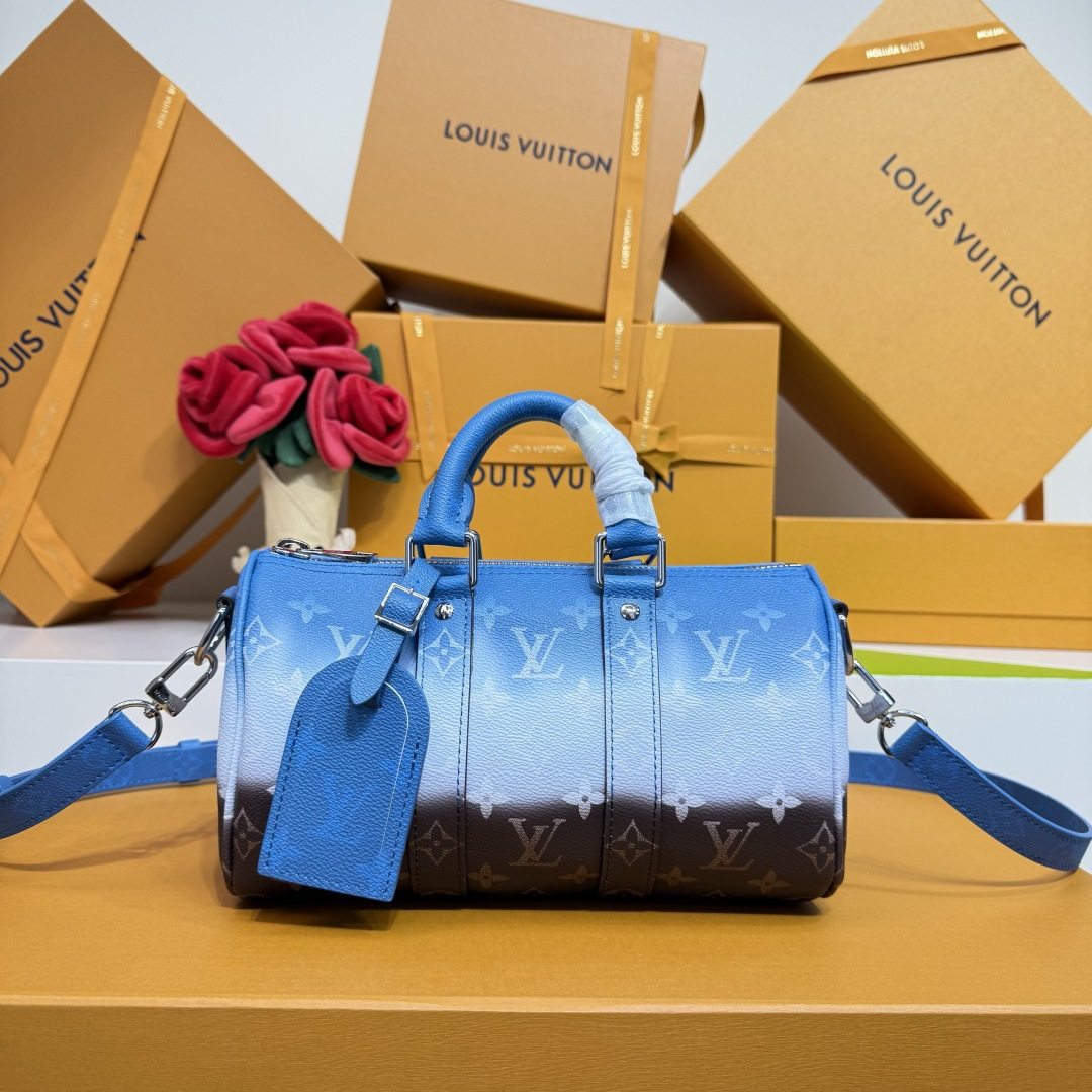 NO:812246,Top original M28026 blue first-layer cowhide. This Keeall Bandoulière 25 handbag is made of colorful Monogram igment db coated canvas, showing the gradient effect of the saturated color at the top dissipating to the Monogram pattern at the bottom, which contrasts with the leather handle. Size: 25×15×11. 5016065,,cowhide19860909顶级原单M28026蓝 头层牛皮 本款Keeall Bandoulière 25手袋取材缤纷 Monogram igment db涂层帆布,呈现顶部饱和色彩消散至底部 Monogram 图案的渐变效果,与皮革手柄相映成趣. 尺寸: 25×15×11. 5016065,,cowhide,Bag