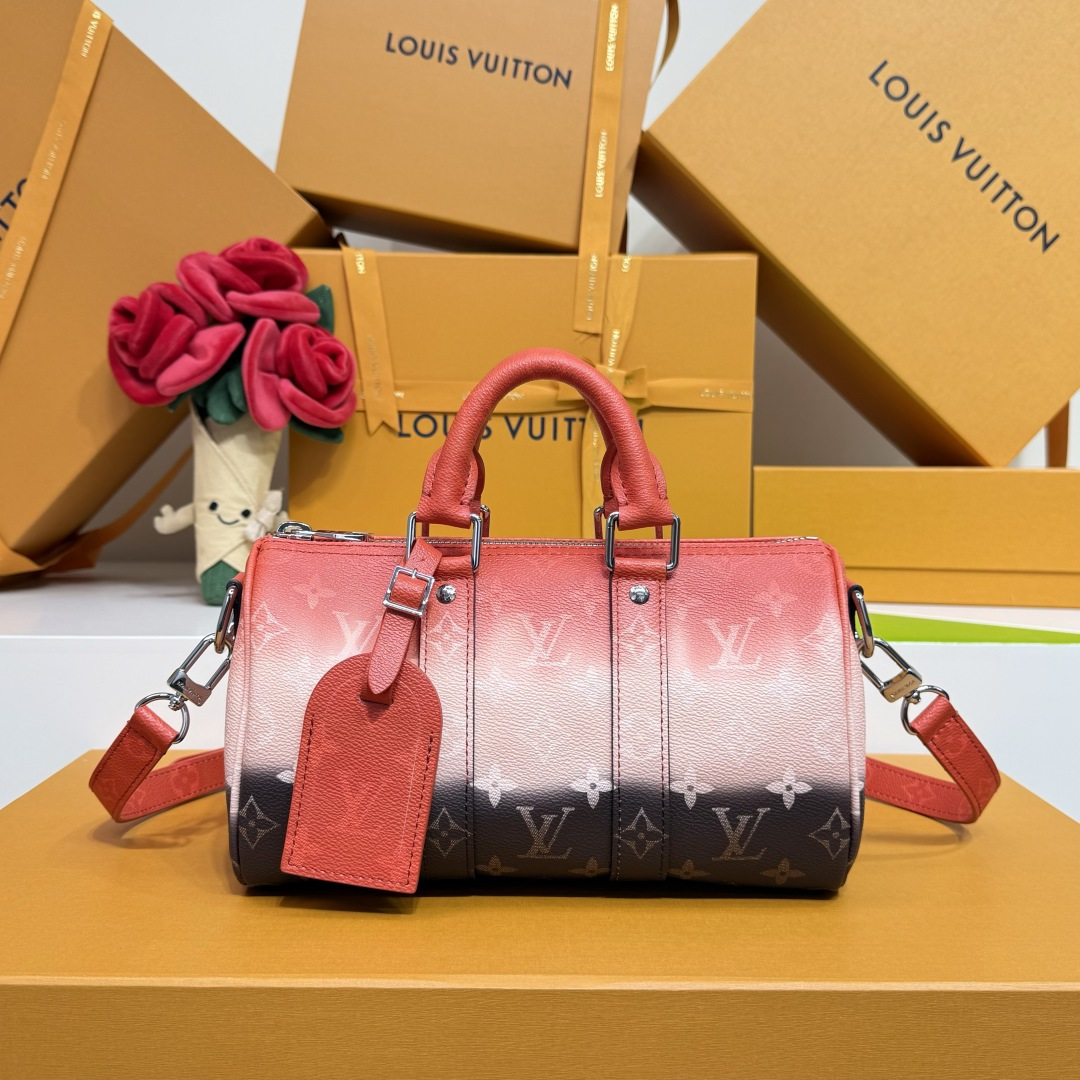 NO:812249,Top original M28074 orange first-layer cowhide. This Keeall Bandoulière 25 handbag is made of colorful Monogram igment db coated canvas, showing a gradient effect of the saturated color at the top dissipating to the Monogram pattern at the bottom, which contrasts with the leather handle. Size: 25 × 15 × 11.5016065,,cowhide19860909顶级原单M28074橙 头层牛皮 本款Keeall Bandoulière 25 手袋取材缤纷 Monogram igment db涂层帆布,呈现顶部饱和色采消散至底部Monogram 图案的渐变效果,与皮革手柄相映成趣. 尺寸: 25 ×15×11.5016065,,cowhide,Bag