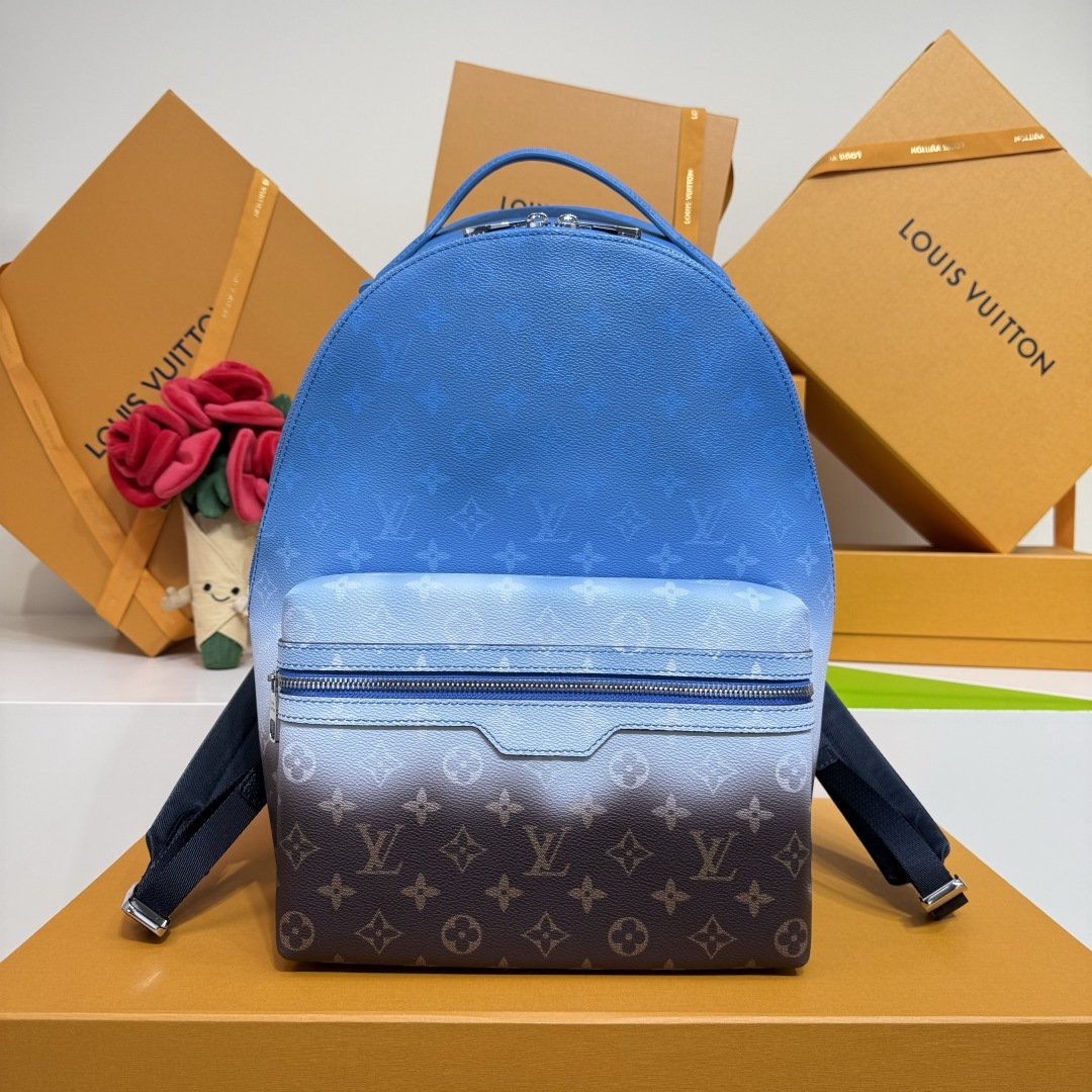 NO:812245,Top-quality original M28025 gradient first-layer cowhide. This Discovery/small backpack is made of Monogram igment db coated canvas with colorful leather trim, interpreting the classic Monogram pattern with a spray-painted gradient effect, with top handles and deep edges. The front pocket allows for convenient access, and the adjustable shoulder strap meets various carrying needs. Size 29 × 38 × 20.6817975,,cowhide19860909顶级原单M28025渐变头层牛皮 本款Discovery/小号双肩包为Monogram igment db涂层帆布勾勒彩色皮革饰边,以喷绘般的渐变效果解读经典 Monogram 图案,搭配顶部手柄和深邃边缘.正面口袋实现便捷取放,可调节肩带满足多样背携需求 尺寸29 ×38 ×20.6817975,,cowhide,Bag