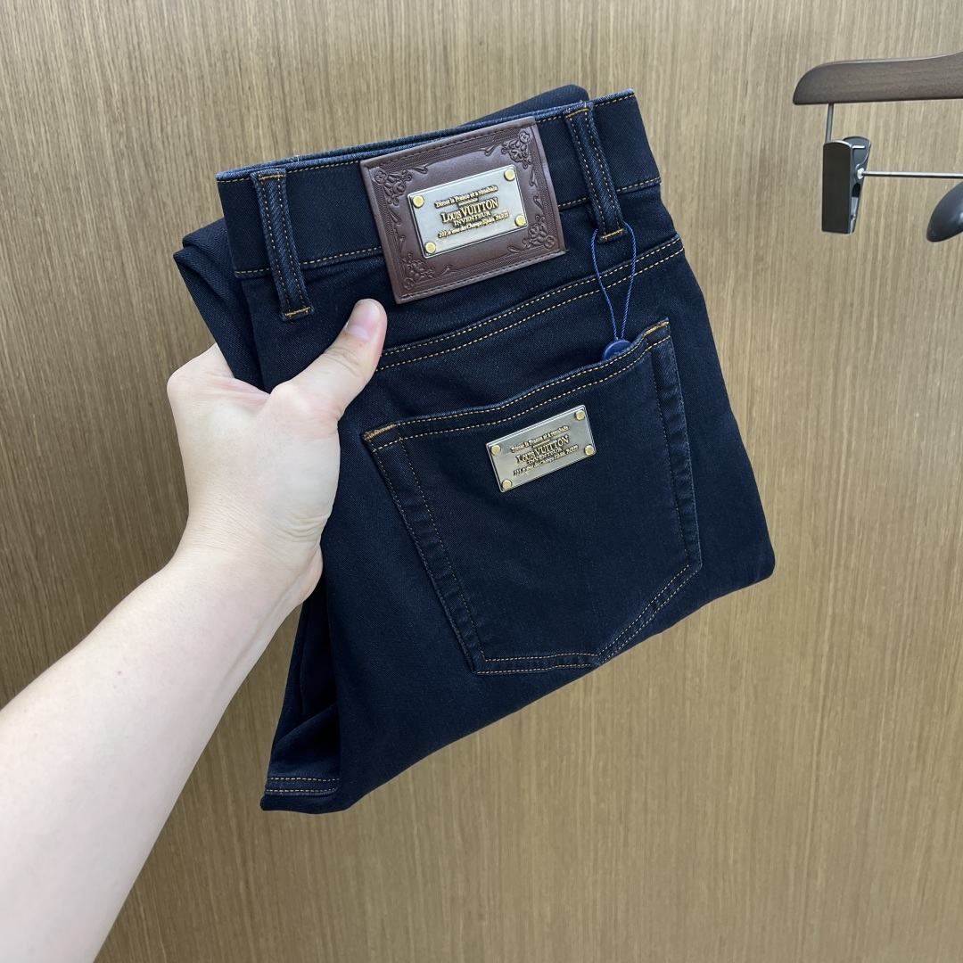 NO:596759,Autumn and winter LV new autumn and winter casual jeans are on sale simultaneously on the official website, with trousers body craftsmanship design, imported customer-supplied accessories and fabric customization, and factory-produced products exempted from inspection!  Every detail is done to the extreme, original hardware accessories, full of fashion, stylish and handsome upper body, a must-have item for fashionistas!  Original fh12 product!  Code number 29-38 no 35.37,,louis vuitton,jeans,alexander wang19860909秋冬 LV 秋冬新品休闲牛仔裤 官网同步发售,裤身工艺设计,进口客供辅料、面料定制,代工厂出品免检！每个细节做到极致,原版五金配件,潮范十足、上身有型帅气,潮人必备单品！ fh12原单出品！ 码数29-38无35.37,,louis vuitton,jeans,alexander wang,Men's clothing