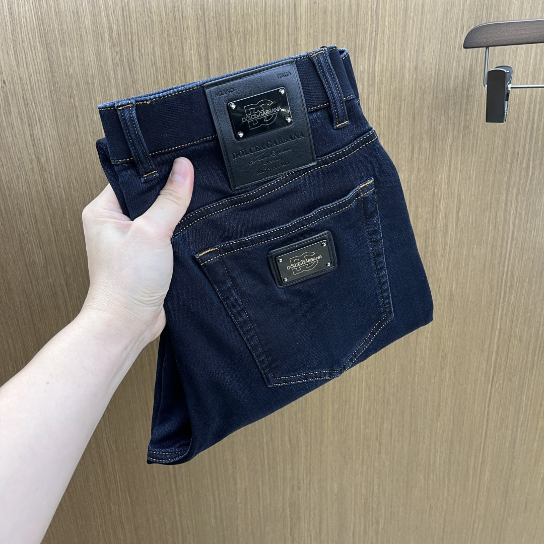 NO:596763,Autumn and winter DG's new autumn and winter casual jeans are on sale simultaneously on the official website. The trousers are designed with craftsmanship, imported customer-supplied accessories and fabrics are customized, and factory products are exempted from inspection!  Every detail is done to the extreme, original hardware accessories, full of fashion, stylish and handsome upper body, a must-have item for fashionistas!  Original fh12 product!  Code number 29-38 no 35.37,,jeans,alexander wang19860909秋冬 DG 秋冬新品休闲牛仔裤 官网同步发售,裤身工艺设计,进口客供辅料、面料定制,代工厂出品免检！每个细节做到极致,原版五金配件,潮范十足、上身有型帅气,潮人必备单品！ fh12原单出品！ 码数29-38无35.37,,jeans,alexander wang,Men's clothing