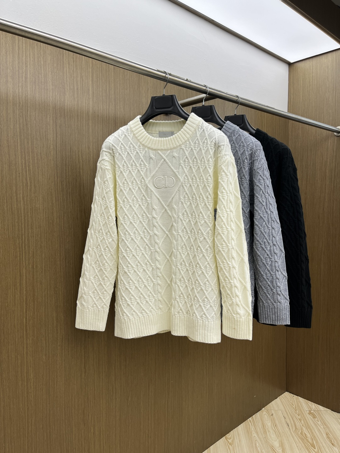 NO:597726,Autumn and winter CD sweaters, the latest series of autumn and winter, 1:1 top replica at the counter, all in good condition!  Thick style, the most popular old money style nowadays, a must-have item for the boss!  The knowledgeable boss quickly bought bld fabric wool size M~3Xl,,sweaters,alexander wang19860909秋冬 CD 毛衣 秋冬最新系列,专柜1:1顶级复刻,全品相！加厚款,时下最流行的老钱风,老板必备单品！懂货的老板赶紧下手bld 面料羊毛 尺码M~3Xl,,sweaters,alexander wang,Men's clothing