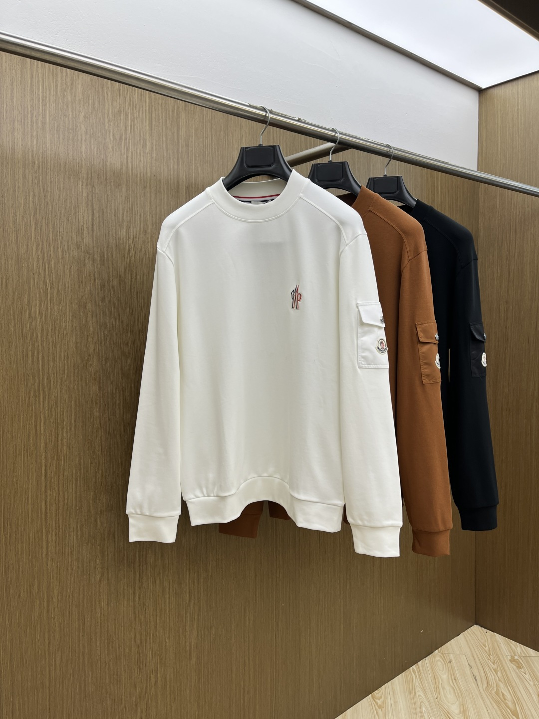 NO:597732,Autumn and Winter Mon Autumn and winter new long-sleeved, customized fabrics, unique craftsmanship logo, excellent comfort and breathability, soft, anti-wrinkle, elastic and excellent drape. Whether worn alone or worn inside, it is very handsome. Pursuing luxury, noble and elegant style, creating extraordinary men's taste, the visual effect is very good, extremely high-grade, simple and fashionable, xdA must-have choice for leisure and business!  Code number: M-3XL,,alexander wang19860909秋冬 Mon 秋冬新款长袖,定制面料,独特工艺logo,舒适性与透气性兼优,柔软抗皱弹性和垂性极佳,无论是单穿或是内搭都是帅气十足,追求奢华高贵优雅风范,打造不凡男士品味,视觉效果非常赞,档次极高,简约时尚,xd休闲商务必备之选！ 码数:M-3XL,,alexander wang,Men's clothing