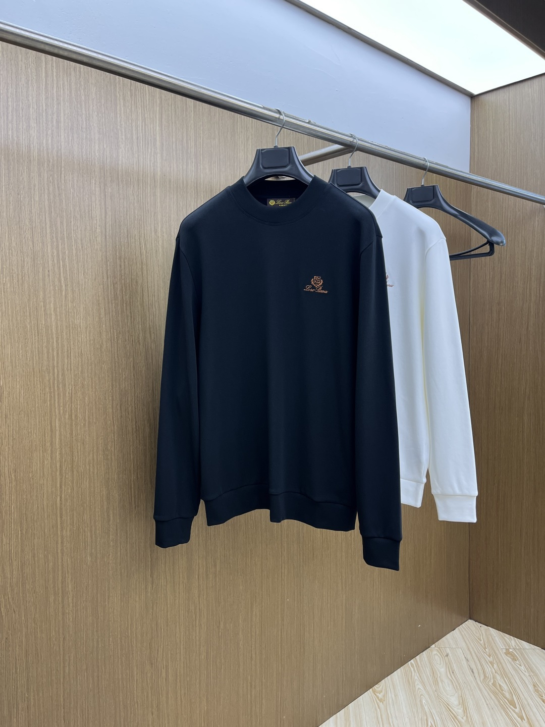 NO:597734,Autumn and winter LP autumn and winter new long-sleeved, customized fabrics, unique craftsmanship logo, excellent comfort and breathability, soft, wrinkle-resistant, elastic and excellent drape, whether worn alone or worn inside, it is very handsome, pursuing luxury, noble and elegant style, creating extraordinary men's taste, the visual effect is very good, extremely high-grade, simple and fashionable, xd A must-have choice for leisure and business!  Size:M-3XL,,loro piana,alexander wang19860909秋冬 LP秋冬新款长袖,定制面料,独特工艺logo,舒适性与透气性兼优,柔软抗皱弹性和垂性极佳,无论是单穿或是内搭都是帅气十足,追求奢华高贵优雅风范,打造不凡男士品味,视觉效果非常赞,档次极高,简约时尚,xd休闲商务必备之选！ 码数:M-3XL,,loro piana,alexander wang,Men's clothing