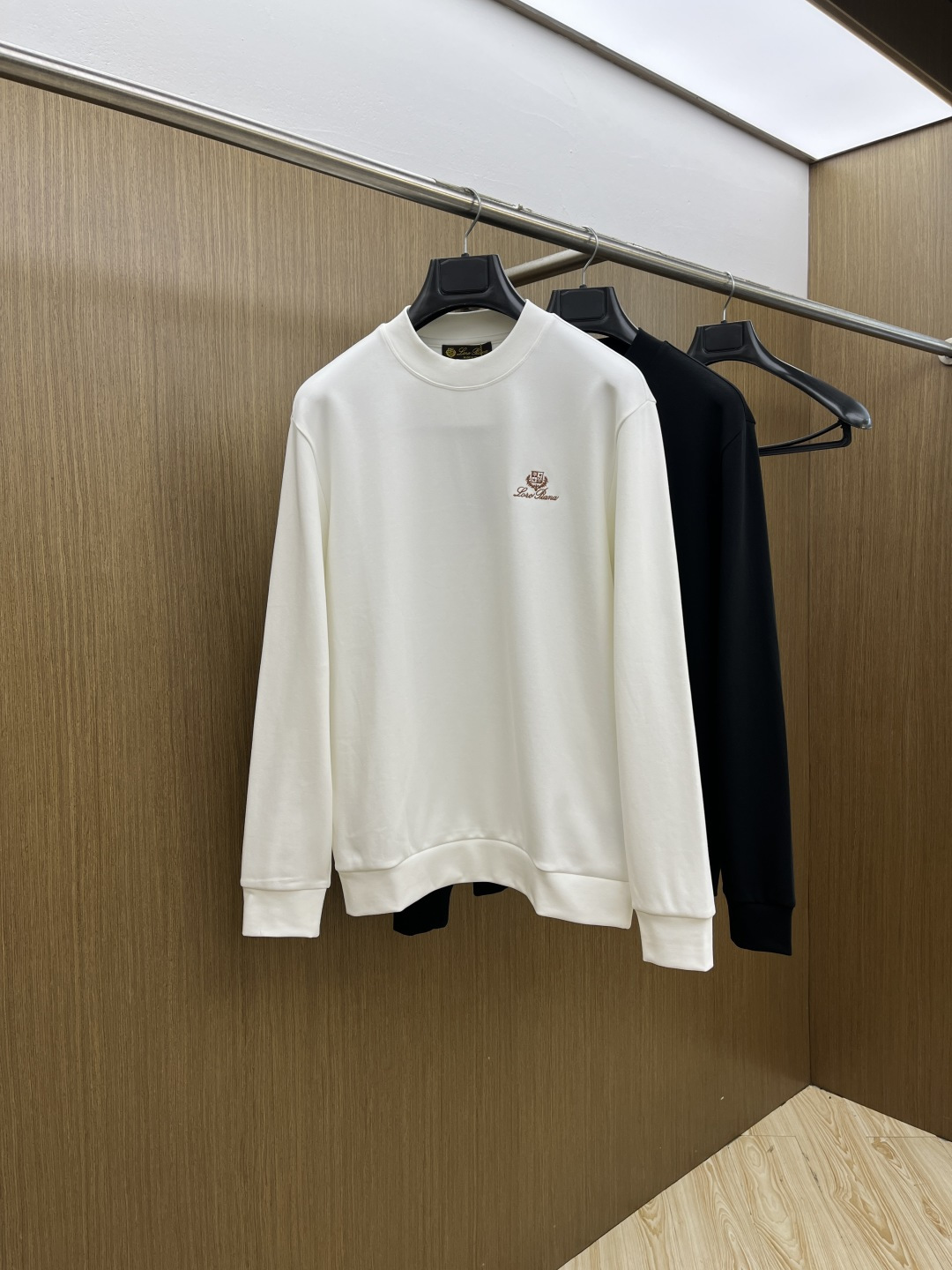 NO:597736,Autumn and winter LP new long-sleeved autumn and winter style, customized fabrics, unique craftsmanship logo, excellent comfort and breathability, soft, anti-wrinkle, elasticity and drape. It is very handsome whether worn alone or worn inside. Pursuing luxury, noble and elegant style, creating extraordinary men's taste, the visual effect is very good, extremely high-grade, simple and fashionable, xdA must-have choice for leisure and business!  Size:M-3XL,,loro piana,alexander wang19860909秋冬 LP 秋冬新款长袖,定制面料,独特工艺logo,舒适性与透气性兼优,柔软抗皱弹性和垂性极佳,无论是单穿或是内搭都是帅气十足,追求奢华高贵优雅风范,打造不凡男士品味,视觉效果非常赞,档次极高,简约时尚,xd休闲商务必备之选！ 码数:M-3XL,,loro piana,alexander wang,Men's clothing