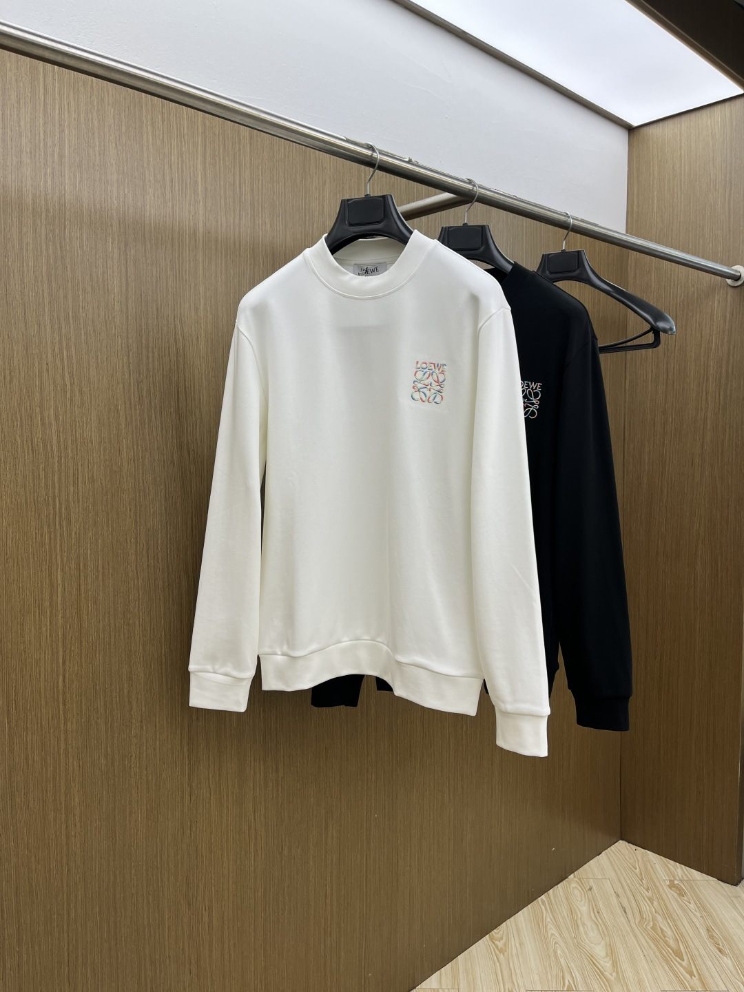 NO:597740,Autumn and winter Loe's new autumn and winter long-sleeved, customized fabrics, unique craftsmanship logo, excellent comfort and breathability, soft, anti-wrinkle, elasticity and excellent drape. Whether worn alone or worn inside, it is very handsome. It pursues luxury, noble and elegant style, and creates extraordinary men's taste. The visual effect is very good, extremely high-grade, simple and fashionable, xdA must-have choice for leisure and business!  Code number: M-3XL,,loewe,alexander wang19860909秋冬 Loe 秋冬新款长袖,定制面料,独特工艺logo,舒适性与透气性兼优,柔软抗皱弹性和垂性极佳,无论是单穿或是内搭都是帅气十足,追求奢华高贵优雅风范,打造不凡男士品味,视觉效果非常赞,档次极高,简约时尚,xd休闲商务必备之选！ 码数:M-3XL,,loewe,alexander wang,Men's clothing