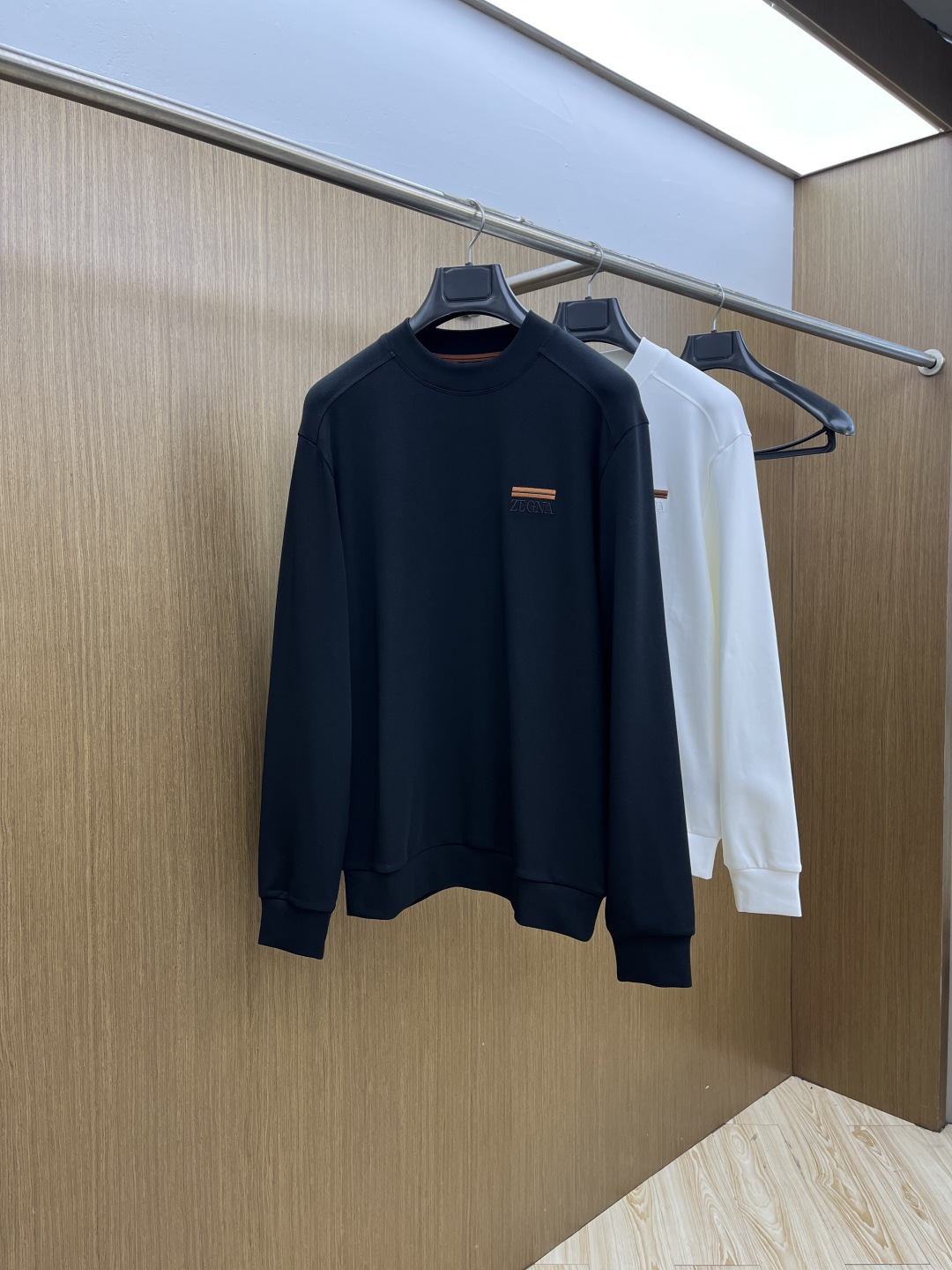 NO:597742,Autumn and winter ZZ. New autumn and winter long-sleeved, customized fabrics, unique craftsmanship logo, excellent comfort and breathability, soft, wrinkle-resistant, elastic and excellent drape. Whether worn alone or worn inside, it is very handsome. It pursues luxury, noble and elegant style, and creates extraordinary men's taste. The visual effect is very good, extremely high-grade, simple and fashionable, xdA must-have choice for leisure and business!  Code number: M-3XL,,alexander wang19860909秋冬 ZZ. 秋冬新款长袖,定制面料,独特工艺logo,舒适性与透气性兼优,柔软抗皱弹性和垂性极佳,无论是单穿或是内搭都是帅气十足,追求奢华高贵优雅风范,打造不凡男士品味,视觉效果非常赞,档次极高,简约时尚,xd休闲商务必备之选！ 码数:M-3XL,,alexander wang,Men's clothing