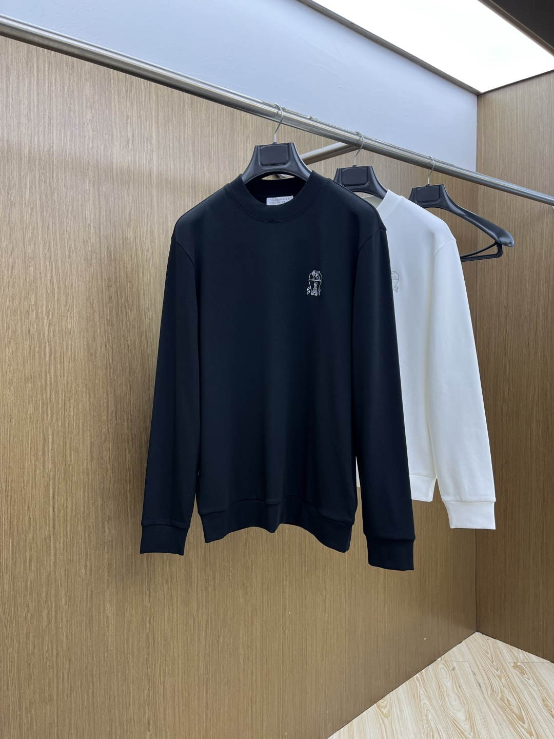 NO:597727,Autumn and winter BC new long-sleeved autumn and winter, customized fabrics, unique craftsmanship logo, excellent comfort and breathability, soft, anti-wrinkle, elasticity and excellent drape. Whether worn alone or worn inside, it is very handsome. Pursuing luxury, noble and elegant style, creating extraordinary men's taste, the visual effect is very good, extremely high-grade, simple and fashionable, xdA must-have choice for leisure and business!  Code number: M-3XL,,alexander wang19860909秋冬 BC 秋冬新款长袖,定制面料,独特工艺logo,舒适性与透气性兼优,柔软抗皱弹性和垂性极佳,无论是单穿或是内搭都是帅气十足,追求奢华高贵优雅风范,打造不凡男士品味,视觉效果非常赞,档次极高,简约时尚,xd休闲商务必备之选！ 码数:M-3XL,,alexander wang,Men's clothing