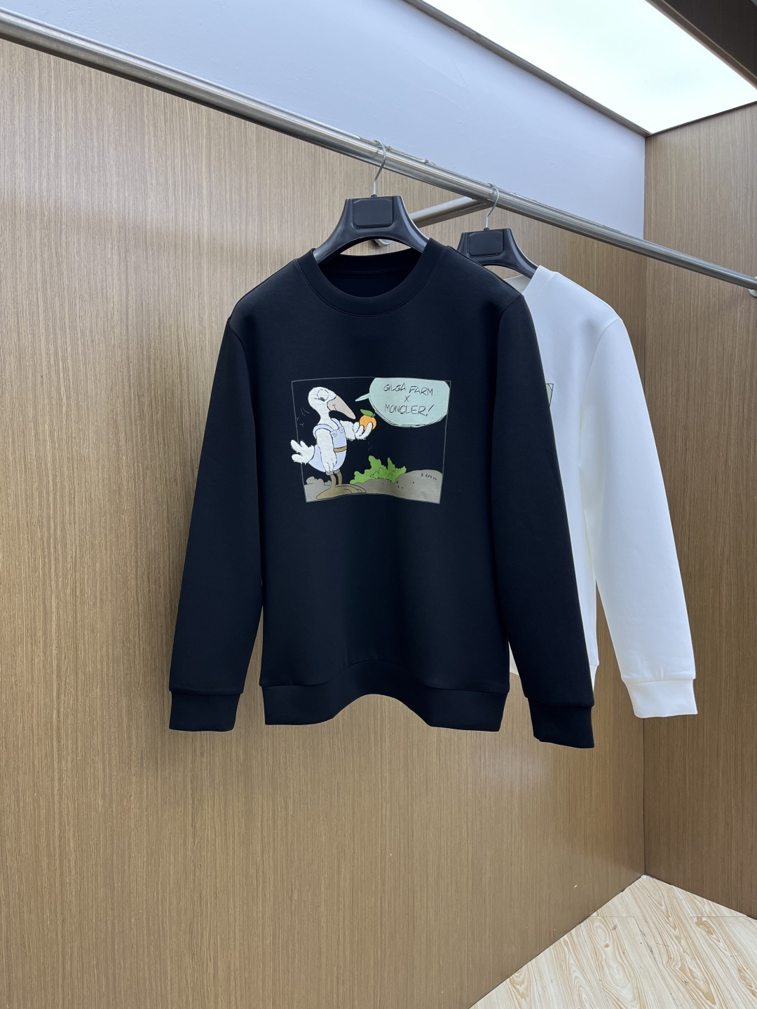 NO:597731,Autumn and winter Mon fw exclusively provides new original men's casual sweatshirts. High-end customization. High-end version. Fashionable and versatile imported fabrics. Super soft and delicate feel. Skin-friendly and comfortable to wear. Plush velvet to keep warm and comfortable. High-end boutique. The upper body is finely made by the factory. It is a must-have item for men. Three standards are complete. Color: black and white. Size: M-3XL fxz, hoodie, sweatshirts, alexander wang19860909秋冬 Mon fw独家专供新款原单男士休闲卫衣 高端定制 高端版本 时尚百搭爆款进口面料 手感超柔软细腻 穿着亲肤舒适 加绒保暖舒适 高端精品 代工厂精细做上身非常赞 男士必备单品 三标齐全 颜色:黑色白色 码数:M-3XL fxz,,hoodie,sweatshirts,alexander wang,Men's clothing