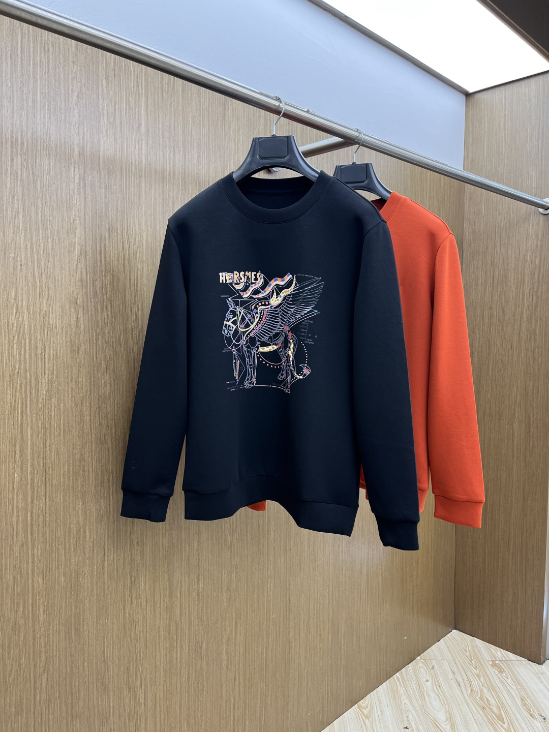 NO:597733,Autumn and winter, Her fw exclusively provides new original men's casual sweatshirts. High-end customization. High-end version. Fashionable and versatile imported fabrics. Super soft and delicate feel. Skin-friendly and comfortable to wear. Plush velvet to keep warm and comfortable. High-end boutique. The upper body is finely made by the factory. It is a must-have item for men. Three standards are complete. Color: black orange. Size: M-3XL fxz, hoodie, sweatshirts, alexander wang19860909秋冬 Her fw独家专供新款原单男士休闲卫衣 高端定制 高端版本 时尚百搭爆款进口面料 手感超柔软细腻 穿着亲肤舒适 加绒保暖舒适 高端精品 代工厂精细做上身非常赞 男士必备单品 三标齐全 颜色:黑色 橙色 码数:M-3XL fxz,,hoodie,sweatshirts,alexander wang,Men's clothing