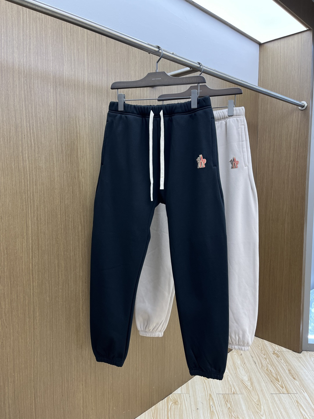 NO:597735,Mon's exclusive new casual pants for autumn and winter, velvet and thickened, high-end version!  Customized fabric with high breathability and comfort, impeccable details, brand element design concept, reflecting high quality. It feels delicate and soft!  It presents a casual cut and the upper body shape is awesome!  Color black apricot Size M-2XL Fxz,,alexander wang19860909秋冬 Mon 独家专供新款休闲裤 加绒加厚 高端版本！定制面料 透气舒适度高,细节无可挑剔,品牌元素设计理念,体现高品质.手感细腻柔软！呈现休闲裁剪,上身版型超赞！ 颜色黑色杏色 码数M-2XL Fxz,,alexander wang,Men's clothing