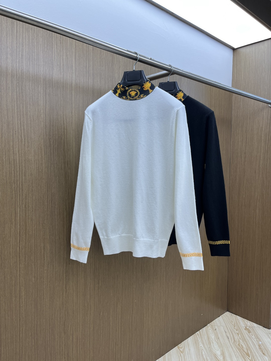 NO:600095,Autumn and winter verFW new autumn and winter styles are synchronized, fashionable and classic basic jacquard color-blocking knitted essentials for autumn and winter. Made of wool blended sweaters and thickened sweaters, exquisite, simple and generous logo embellishment design. There is no too much complicated craftsmanship. It is the fusion of design and materials. Simple European style. With imported wool knitted fabrics, a great base for autumn and winter. Size M-3XL fhjx,,sweaters,alexander wang19860909秋冬 verFW秋冬新款 同步 时尚经典基础款提花拼色针织 秋冬必备款 采用羊毛混纺针织衫加厚毛衣,精致简洁大方logo点缀设计 没有过多复杂的工艺 玩的就是设计与材质的融合 简约的欧风 配以进口羊毛针织面料,秋冬季打底神器 尺码M-3XL fhjx,,sweaters,alexander wang,Men's clothing