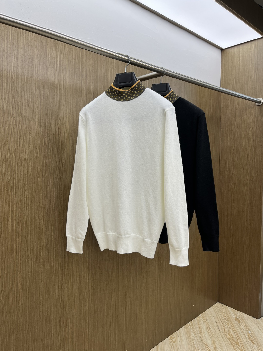 NO:600098,Autumn and winter LV FW new autumn and winter styles are synchronized. Fashionable classic basic jacquard color block knit. Must-have style for autumn and winter. Made of wool blended sweaters and thickened sweaters. Exquisite, simple and generous logo embellishment design. There is not too much complicated craftsmanship. It is the fusion of design and materials. Simple European style. With imported wool knitted fabrics, a great base for autumn and winter. Sizes M-3XL fhjx, louis vuitton, sweaters, alexander wang19860909秋冬 LV FW秋冬新款 同步 时尚经典基础款提花拼色针织 秋冬必备款 采用羊毛混纺针织衫加厚毛衣,精致简洁大方logo点缀设计 没有过多复杂的工艺 玩的就是设计与材质的融合 简约的欧风 配以进口羊毛针织面料,秋冬季打底神器 尺码M-3XL fhjx,,louis vuitton,sweaters,alexander wang,Men's clothing