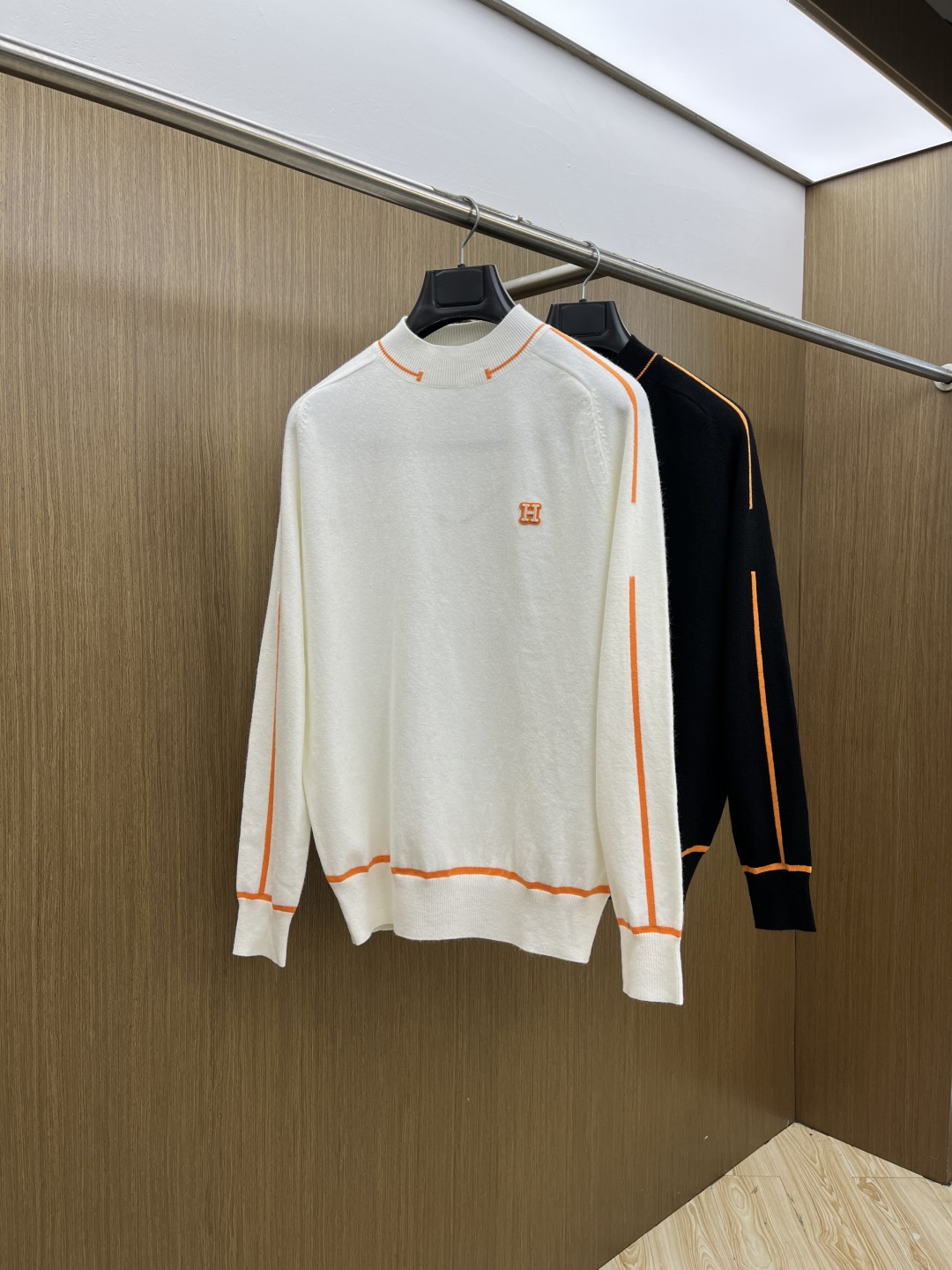 NO:600101,Autumn and winter her FW new autumn and winter styles are synchronized. Fashionable and classic basic jacquard color-blocking knits. Must-have styles for autumn and winter. Made of wool blended sweaters and thickened sweaters. Exquisite, simple and generous logo embellishment design. There is no too much complicated craftsmanship. It is about the fusion of design and materials. Simple European style. It is equipped with imported wool knitted fabrics, a great base for autumn and winter. Size M-3XL fhjx,,sweaters,alexander wang19860909秋冬 her FW秋冬新款 同步 时尚经典基础款提花拼色针织 秋冬必备款 采用羊毛混纺针织衫加厚毛衣,精致简洁大方logo点缀设计 没有过多复杂的工艺 玩的就是设计与材质的融合 简约的欧风 配以进口羊毛针织面料,秋冬季打底神器 尺码M-3XL fhjx,,sweaters,alexander wang,Men's clothing