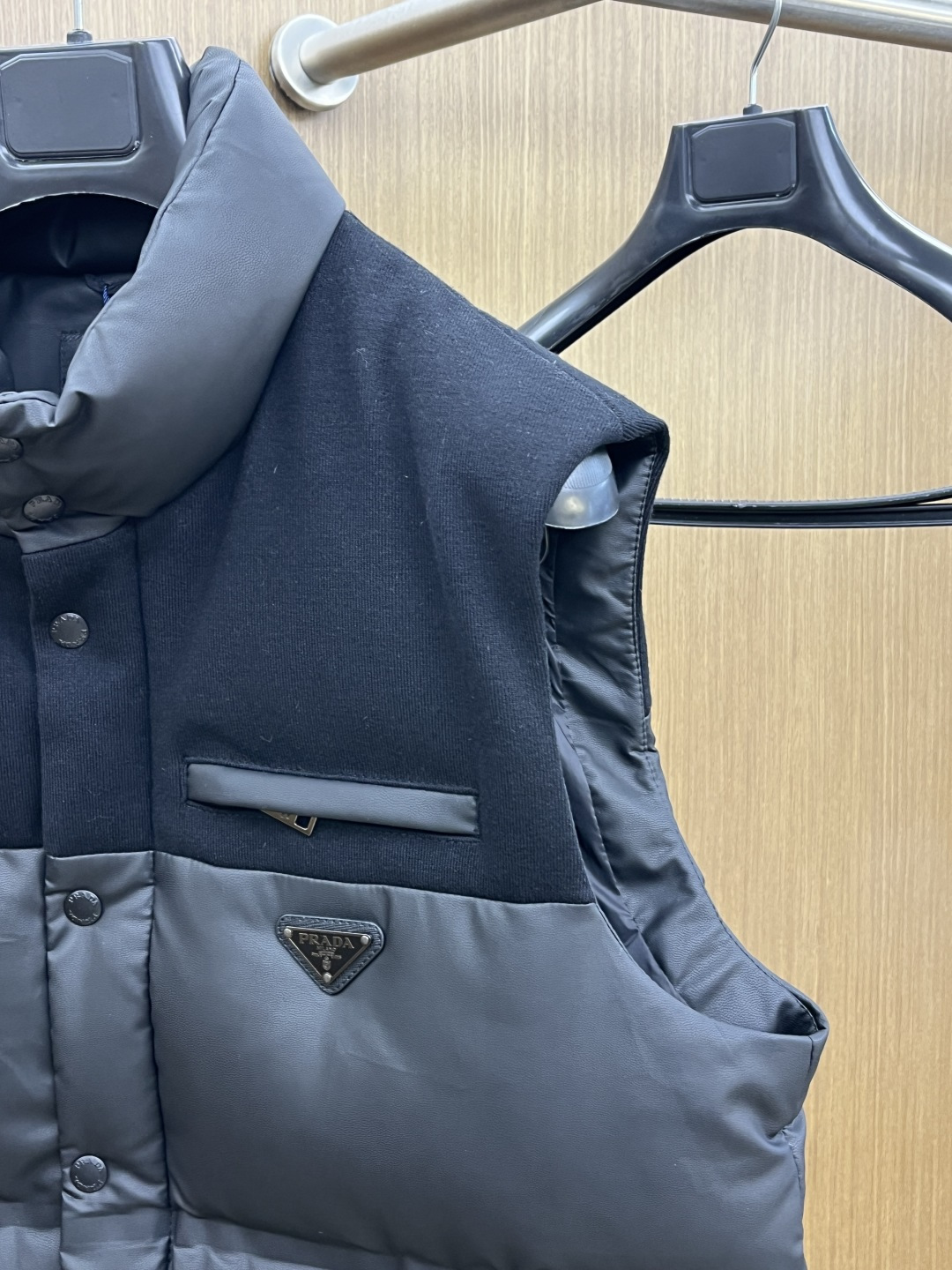 秋冬羽绒 PD 🔥🔥高端私货 2025新品 Prada新款羽绒马甲 秀场新品，品相非常完美，高科技防水面