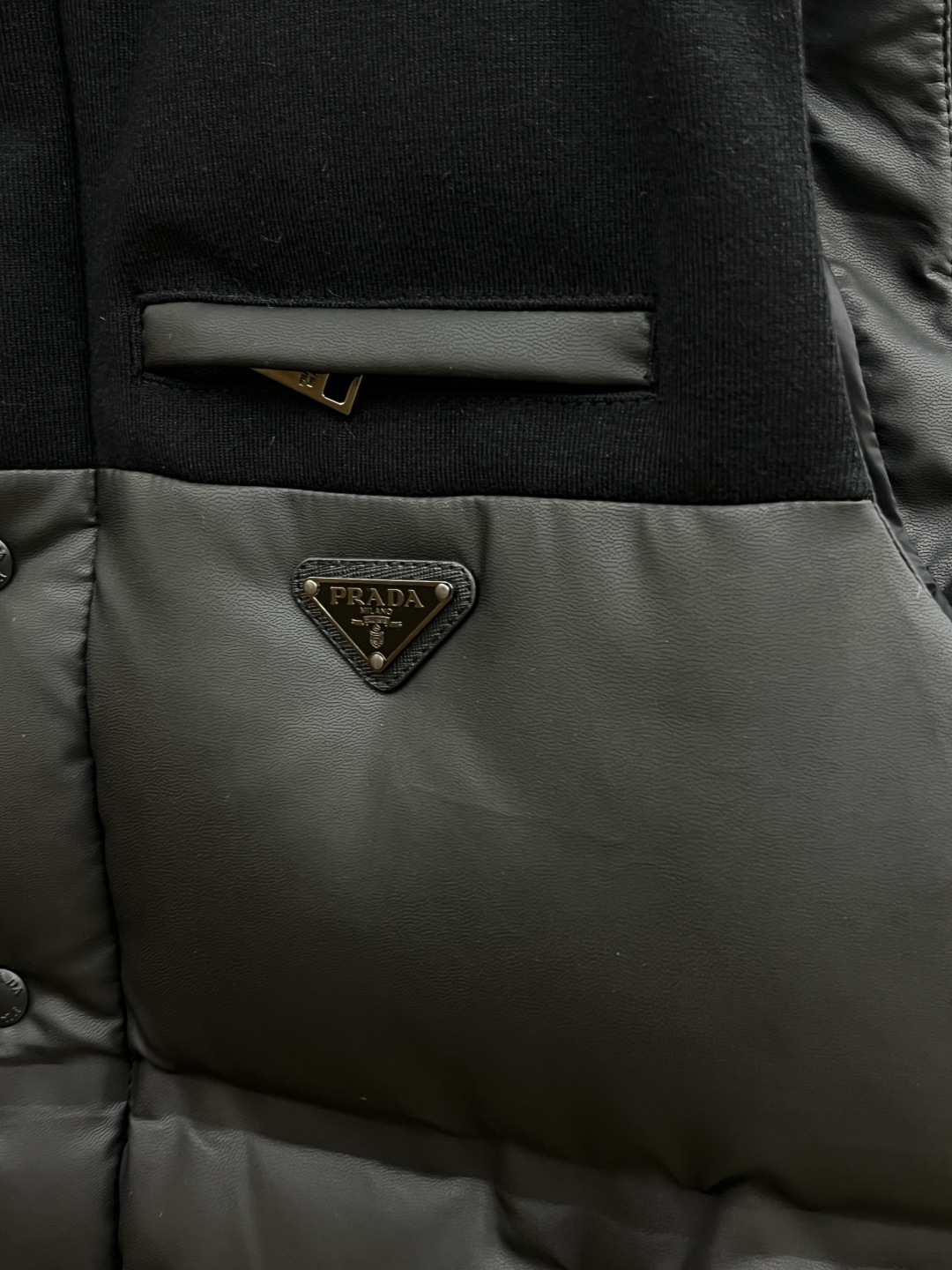 秋冬羽绒 PD 🔥🔥高端私货 2025新品 Prada新款羽绒马甲 秀场新品，品相非常完美，高科技防水面
