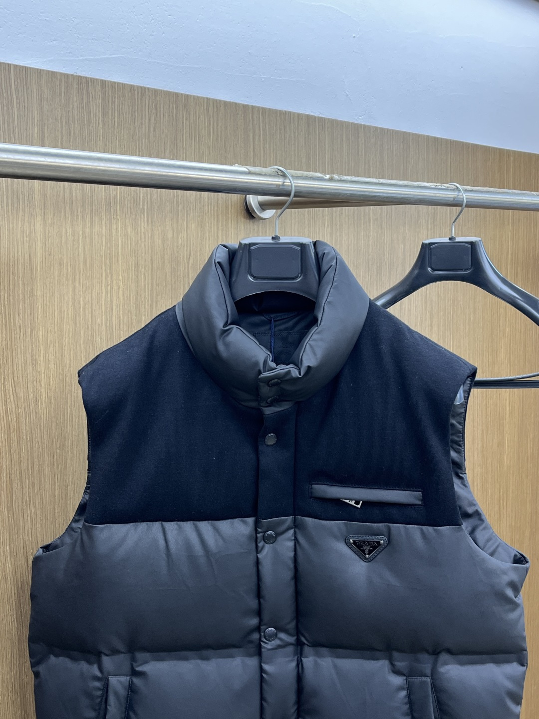 秋冬羽绒 PD 🔥🔥高端私货 2025新品 Prada新款羽绒马甲 秀场新品，品相非常完美，高科技防水面