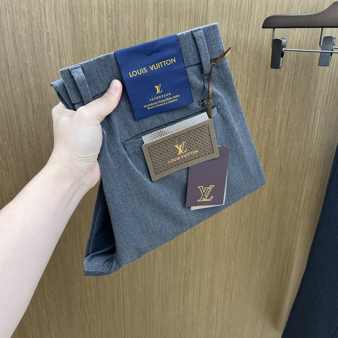 NO:606622,Autumn and winter LV 1955ss new autumn and winter products, available on the official website at the same time, men's high-end business casual trousers, high-end imported fabrics, with elasticity, silicone letter gluing on the back, five matching, classic and fashionable, tailor-made, upper body effect without restraint, comfortable and breathable, fax code number 30-3837, louis vuitton, alexander wang19860909秋冬 LV 1955ss秋冬新品,官网同步有售,男士高端商务休闲西裤,高端进口面料,带弹力,后面采用硅胶字母压胶,五搭配,即经典又时尚,合体裁缝,上身效果无约束感 ,舒适透气fax 码数30-3837,,louis vuitton,alexander wang,Men's clothing