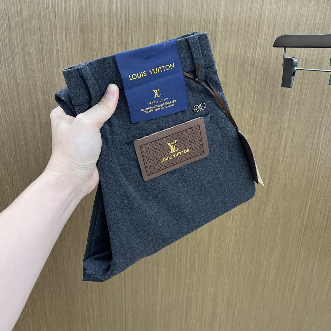 NO:606628,Autumn and winter LP 1955ss new autumn and winter products, available on the official website at the same time, men's high-end business casual trousers, high-end imported fabrics, with elasticity, silicone letter gluing on the back, five matching, classic and fashionable, tailor-made, upper body effect without restraint, comfortable and breathable fax code number 30-3837, loro piana, alexander wang19860909秋冬 LP 1955ss秋冬新品,官网同步有售,男士高端商务休闲西裤,高端进口面料,带弹力,后面采用硅胶字母压胶,五搭配,即经典又时尚,合体裁缝,上身效果无约束感 ,舒适透气fax 码数30-3837,,loro piana,alexander wang,Men's clothing