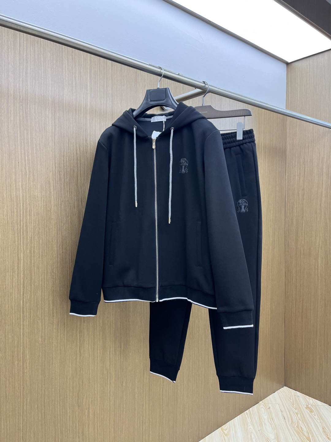 NO:613601,Autumn and winter/set BC's latest suit version m-xxxl The latest and most top-notch classic yellow straps with heavy-duty embroidery letters arranged in classic patterns and trendy hooded casual cardigan suits, the top quality counters are selling, top-notch production technology imported fabrics, counter models unique design, fls uses imported high-end custom-made imported silk threads with a first-class feel!  !  !  ,,hats,alexander wang19860909秋冬/套 BC 年最新款套装版型m-xxxl 最新最顶级经典黄色带子加重工刺绣字母排列经典图案潮流连帽休闲开衫套装,最顶级的品质专柜在售,顶级制作工艺进口面料,专柜款独特设计,fls采用进口高端订制进口丝线手感一流！！！,,hats,alexander wang,Men's clothing