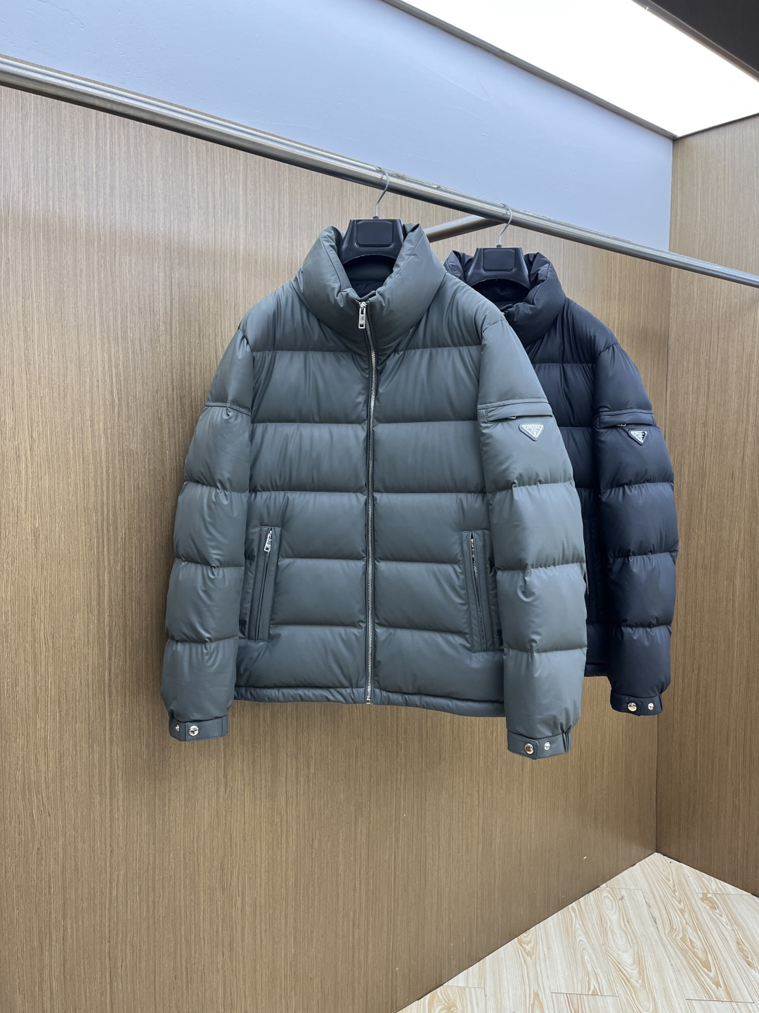 NO:606634,Autumn and winter down PD 1955ss new fashionable casual down jacket in autumn and winter. Every detail of the stand-up collar down jacket shows high-end craftsmanship. The design changes of structural tailoring show the diverse image changes of men. It is slim and neat, and the tailoring is fit.19860909秋冬羽绒 PD 1955ss秋冬新款时尚休闲羽绒外套,立领羽绒服处处细节显工艺足够的高级,结构性剪裁的设计改变来展现男士多样的形象变化,修身利落、剪裁合体,fsh满足时下正流行的多层次穿搭,生活百搭款式 码数48-56,,jackets & coats,down jacket,alexander wang,Men's clothing