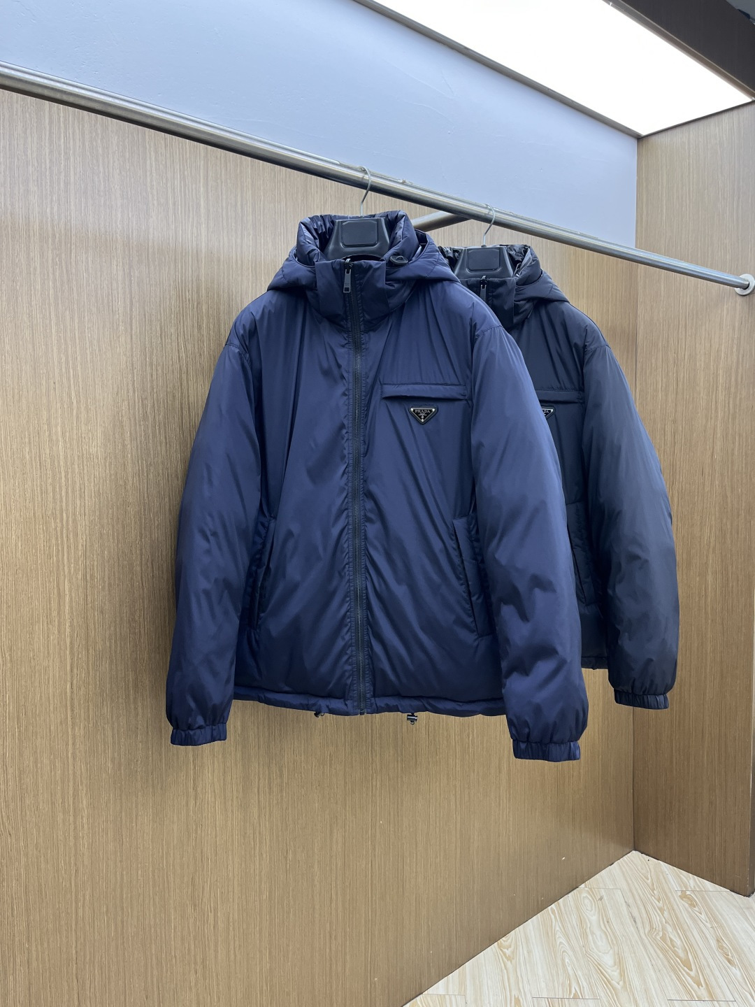 NO:606640,Autumn and Winter Down Prada Reversible 2025ss Autumn and Winter New Fashion Casual Down Jacket with Hood (Detachable). Every detail shows high-end craftsmanship. The design changes of structural tailoring show the diverse image changes of men. The fsh slim fit and tailored fit meet the current popular multi-layered wear. Versatile style for life. Size 48-56, prada, prada, jackets & coats, down jacket, hats, alexander wang19860909秋冬羽绒 Prada普拉达 双面穿 2025ss秋冬新款时尚休闲羽绒外套连帽（可拆卸）.处处细节显工艺足够的高级,结构性剪裁的设计改变来展现男士多样的形象变化,fsh修身利落、剪裁合体,满足时下正流行的多层次穿搭,生活百搭款式 码数48-56,,prada,prada,jackets & coats,down jacket,hats,alexander wang,Men's clothing