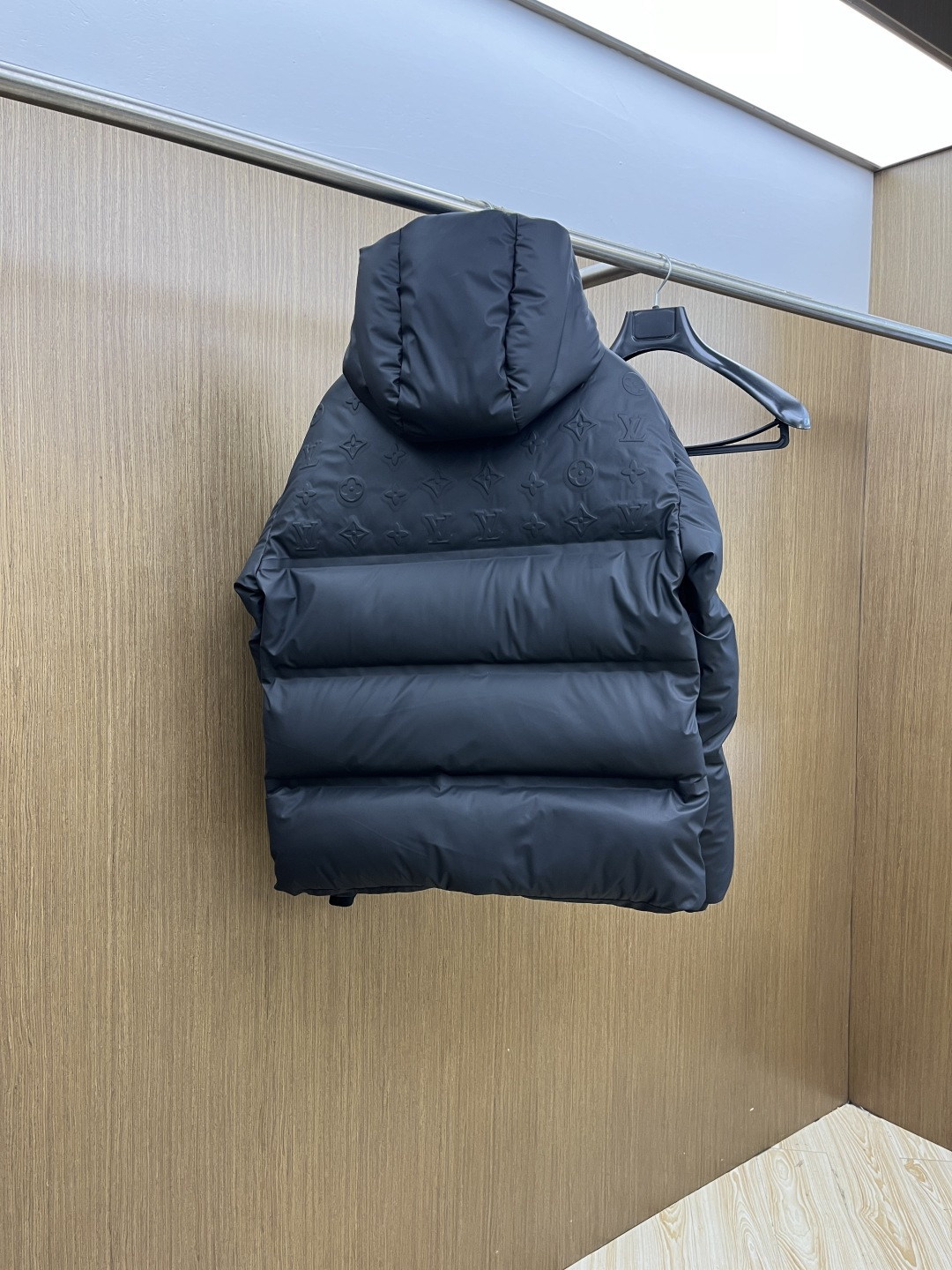 秋冬羽绒 LOUIS VUITTON/路易威登 SS25官网走秀款压花老花皮质拼接立领羽绒服夹克外套 L