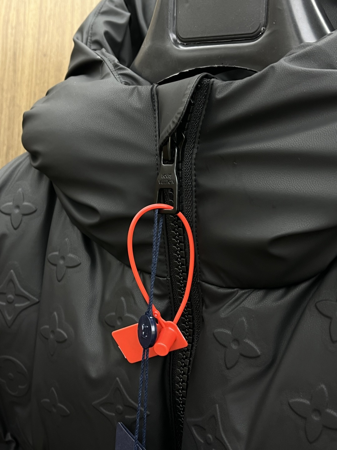 秋冬羽绒 LOUIS VUITTON/路易威登 SS25官网走秀款压花老花皮质拼接立领羽绒服夹克外套 L