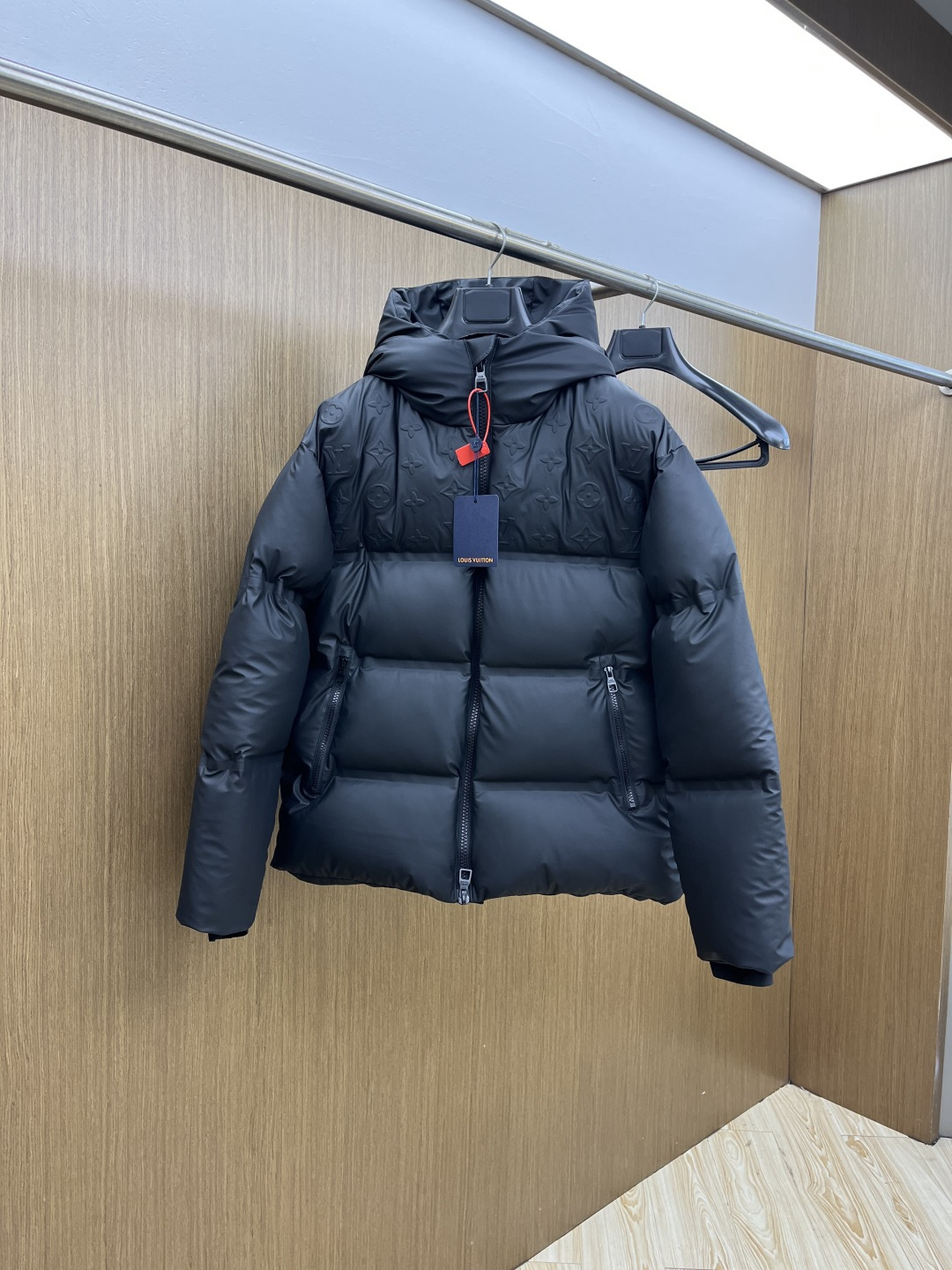 秋冬羽绒 LOUIS VUITTON/路易威登 SS25官网走秀款压花老花皮质拼接立领羽绒服夹克外套 L