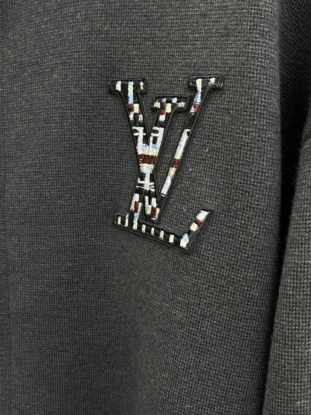 秋冬外套 Louis Vuitton当经典Monogram元素撞上暗纹针织，低调黑底衬出满缀细节的LV标