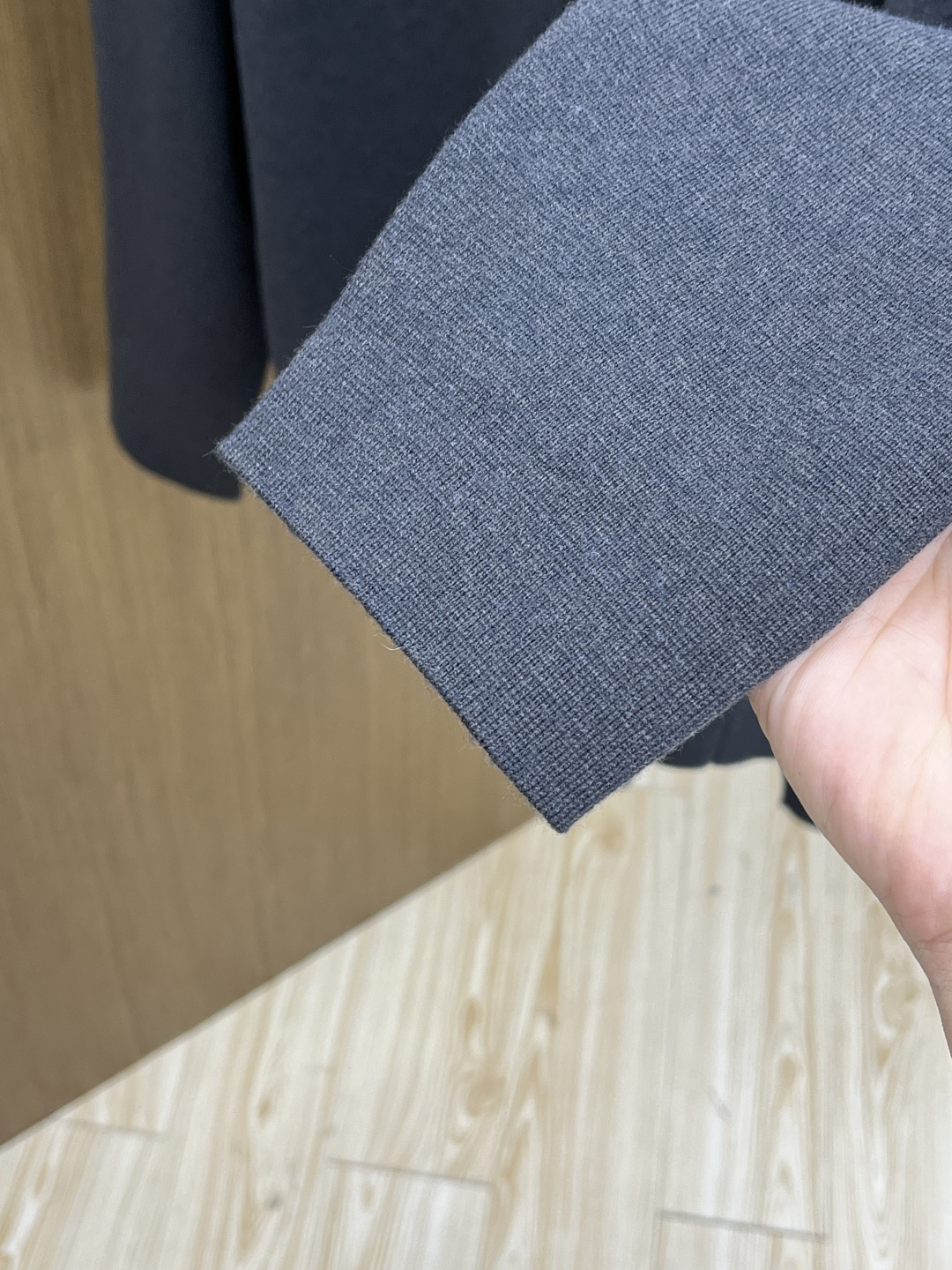 秋冬外套 Louis Vuitton当经典Monogram元素撞上暗纹针织，低调黑底衬出满缀细节的LV标