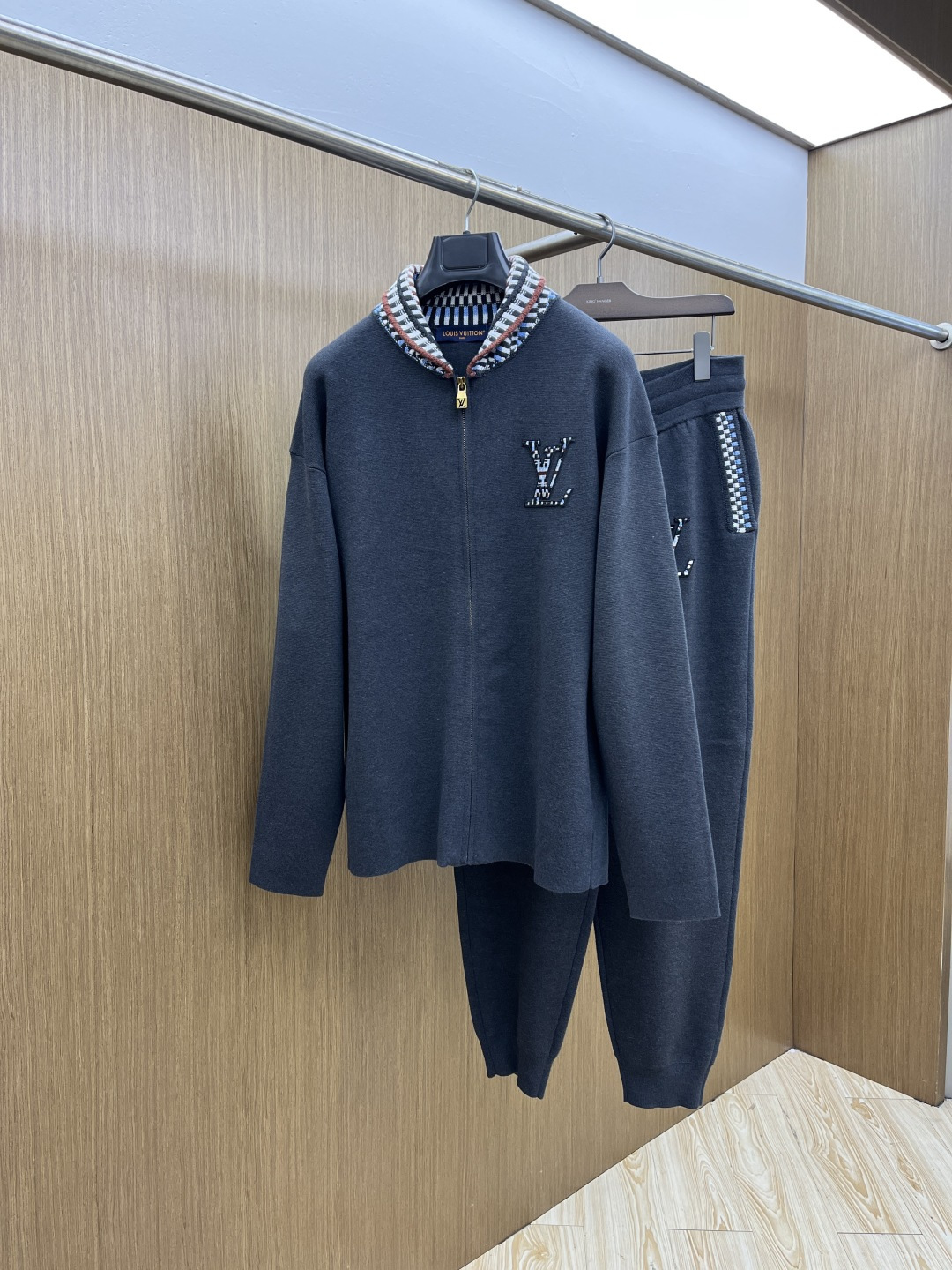 NO:609237,Autumn and winter jacket Louis Vuitton combines classic Monogram elements with dark knitted fabrics. The low-key black background is lined with the detailed LV logo, and the contrasting webbing at the neck is a hidden fashion secret. The zipper opens and closes neatly, and the relaxed silhouette is suitable for various body shapes. It can maintain a 'effortless sense of elegance' for daily commuting or light socializing. A textured item that puts 'low-key luxury' on the body, GZ is an evergreen style that the more you look at it in the closet, the more you fall in love with it.  Color Picture Color Size S-XXL,,louis vuitton,louis vuitton,jackets & coats,alexander wang19860909秋冬外套 Louis Vuitton当经典Monogram元素撞上暗纹针织,低调黑底衬出满缀细节的LV标识,领口撞色织带是暗藏的时髦小心机. 拉链利落开合,松弛廓形适配各种身形,日常通勤或轻社交都能稳稳拿捏“不费力的贵气感”. 一件把“低调奢华”穿在身上的质感单品,GZ 是衣橱里越看越爱的长青款. 颜色 图片色 尺码S-XXL,,louis vuitton,louis vuitton,jackets & coats,alexander wang,Men's clothing