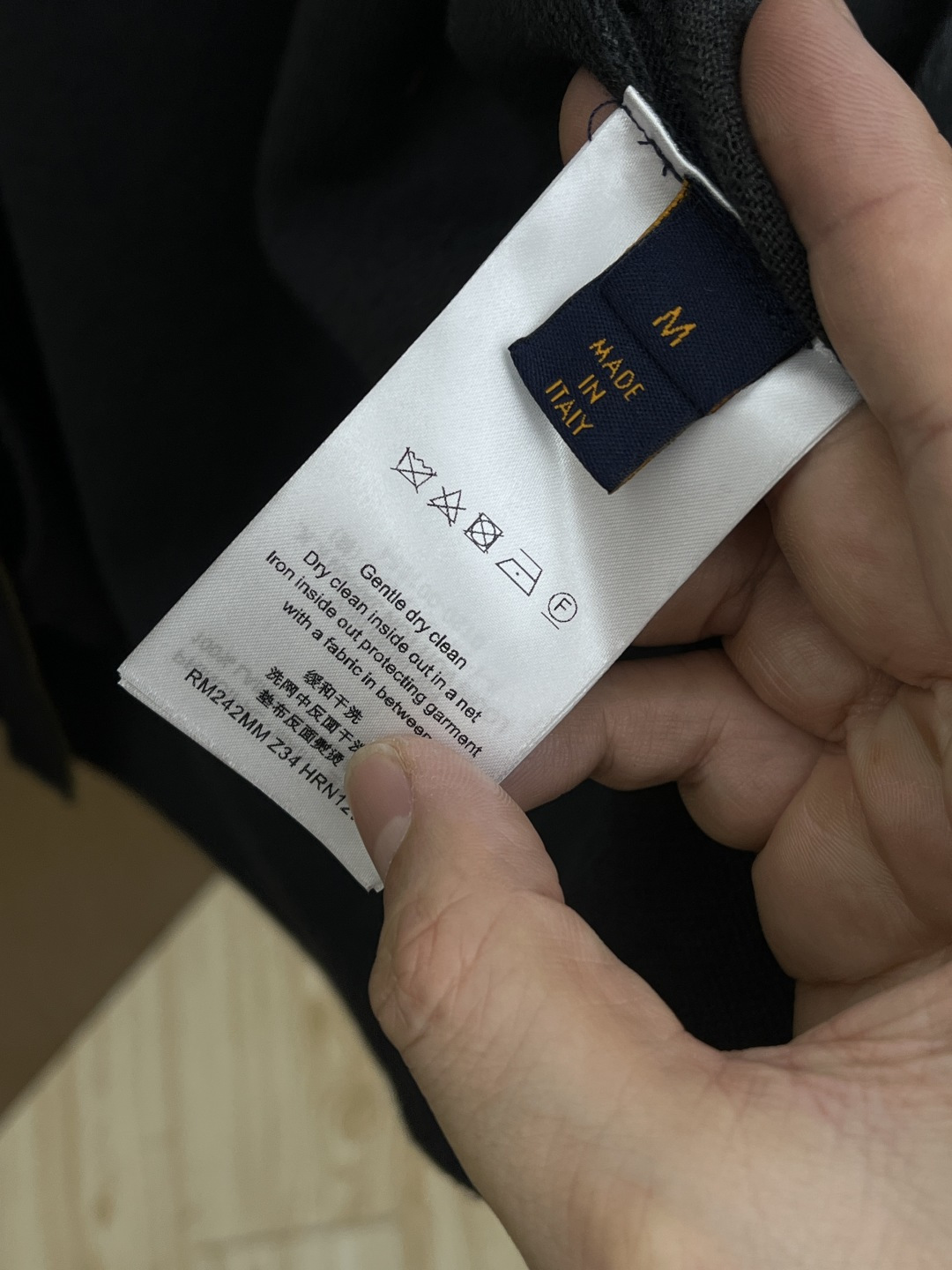 秋冬外套 Louis Vuitton当经典Monogram元素撞上暗纹针织，低调黑底衬出满缀细节的LV标