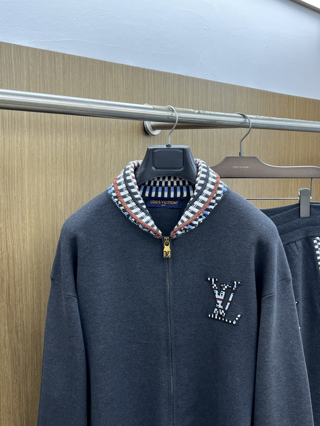 秋冬外套 Louis Vuitton当经典Monogram元素撞上暗纹针织，低调黑底衬出满缀细节的LV标