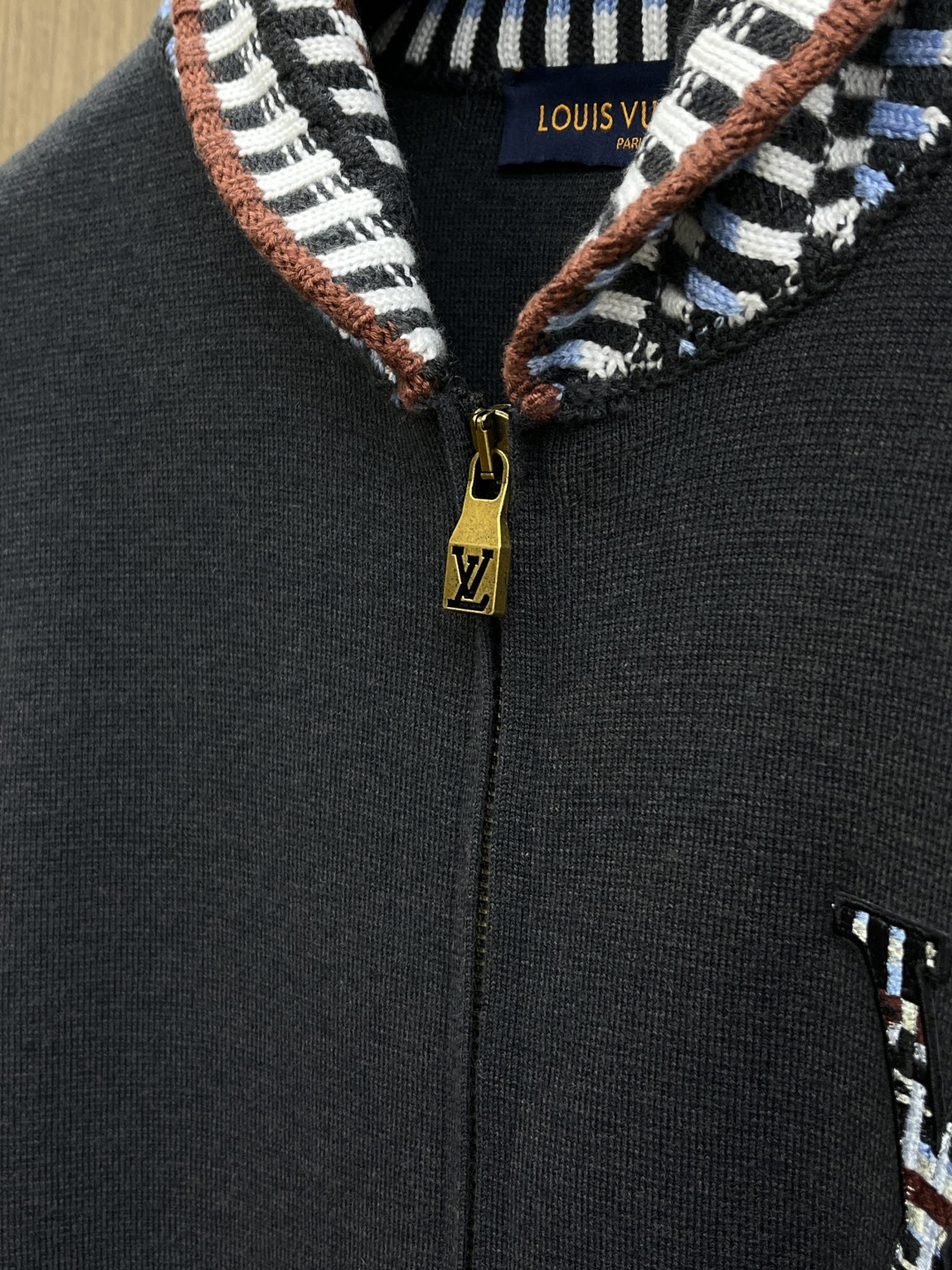 秋冬外套 Louis Vuitton当经典Monogram元素撞上暗纹针织，低调黑底衬出满缀细节的LV标