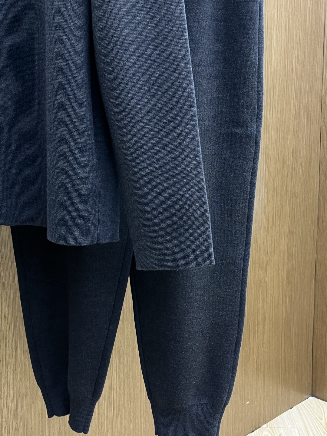 秋冬外套 Louis Vuitton当经典Monogram元素撞上暗纹针织，低调黑底衬出满缀细节的LV标