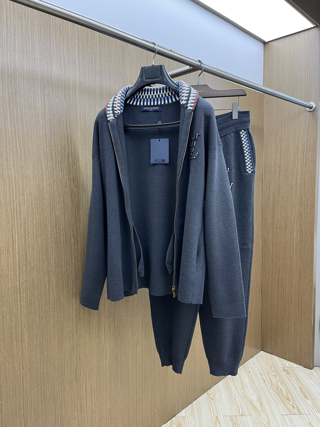 秋冬外套 Louis Vuitton当经典Monogram元素撞上暗纹针织，低调黑底衬出满缀细节的LV标