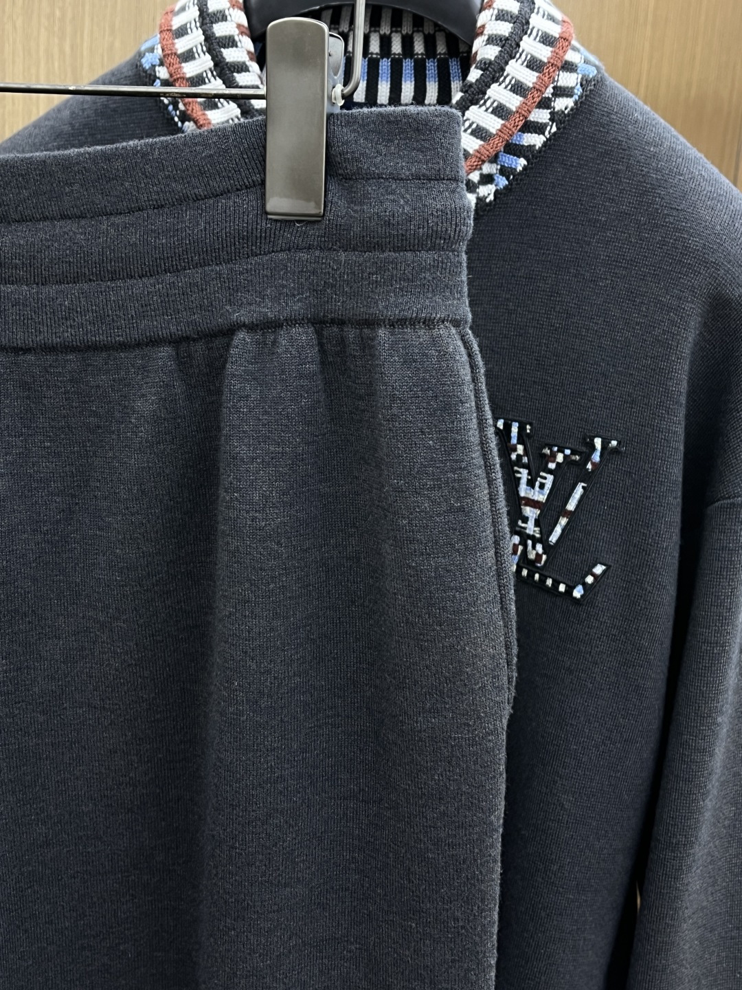 秋冬 Louis VuittonLV暗黑系织针卫裤｜慵懒里的细节控心动款】深灰黑调裹满软乎乎的质感，腰侧