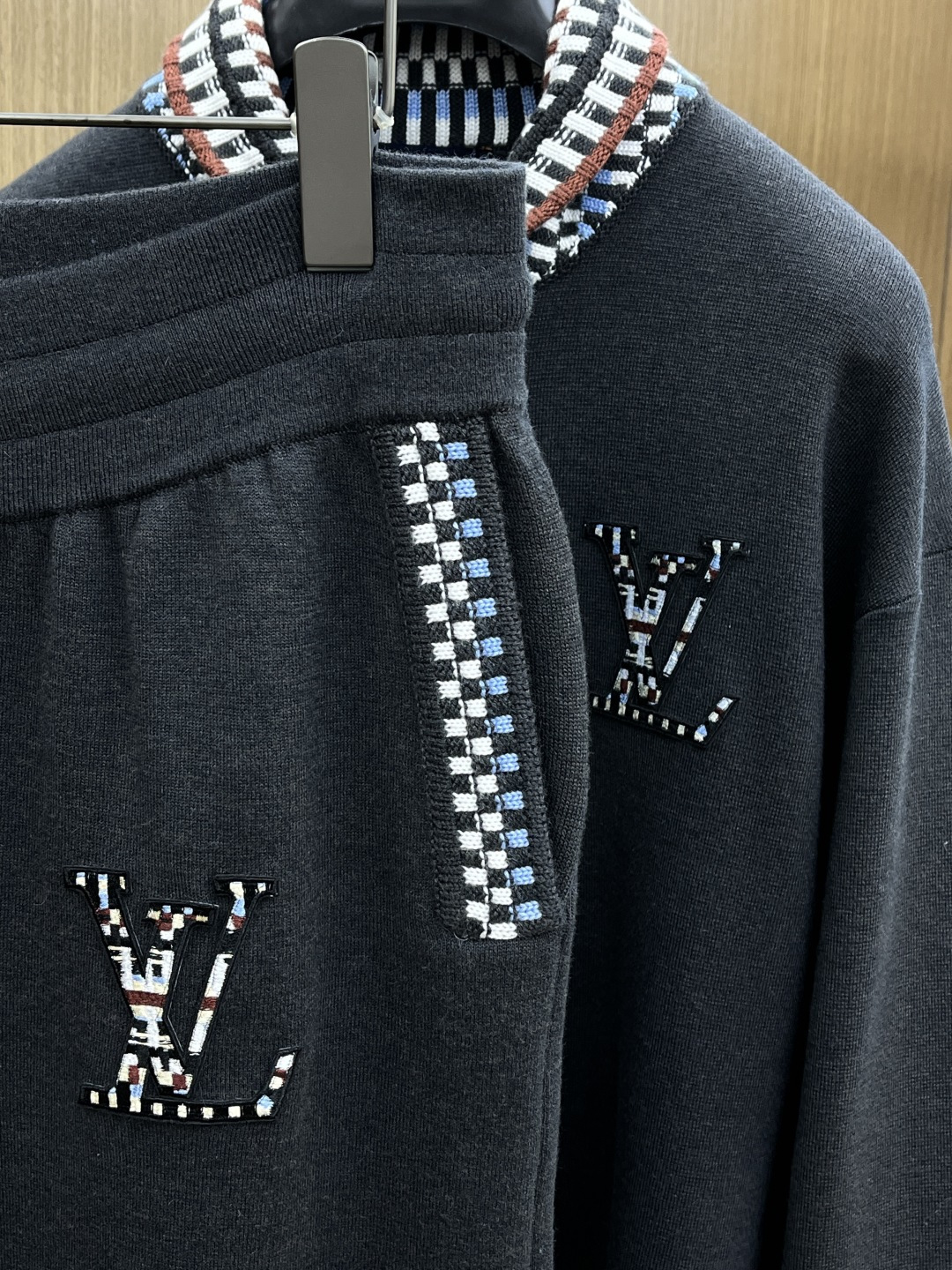 秋冬 Louis VuittonLV暗黑系织针卫裤｜慵懒里的细节控心动款】深灰黑调裹满软乎乎的质感，腰侧
