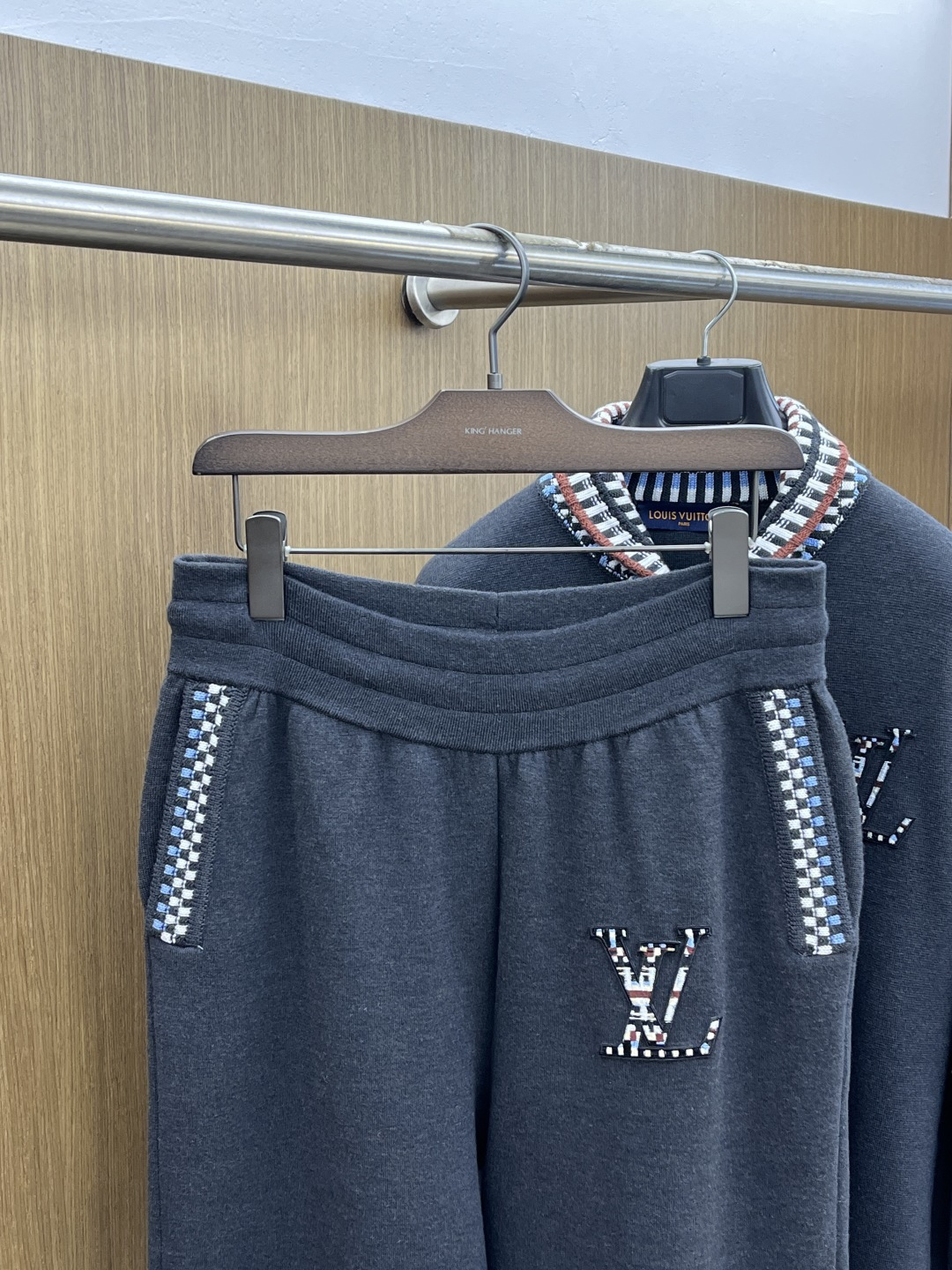 秋冬 Louis VuittonLV暗黑系织针卫裤｜慵懒里的细节控心动款】深灰黑调裹满软乎乎的质感，腰侧