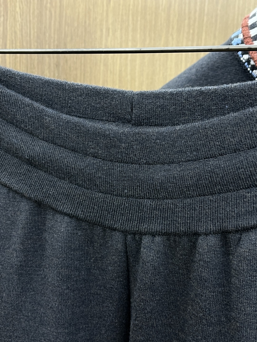 秋冬 Louis VuittonLV暗黑系织针卫裤｜慵懒里的细节控心动款】深灰黑调裹满软乎乎的质感，腰侧