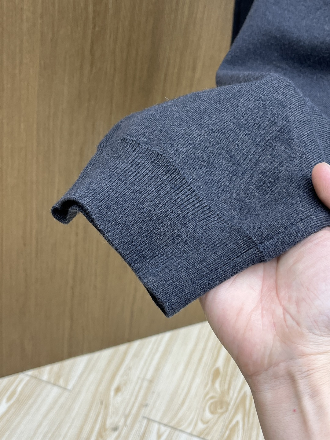 秋冬 Louis VuittonLV暗黑系织针卫裤｜慵懒里的细节控心动款】深灰黑调裹满软乎乎的质感，腰侧