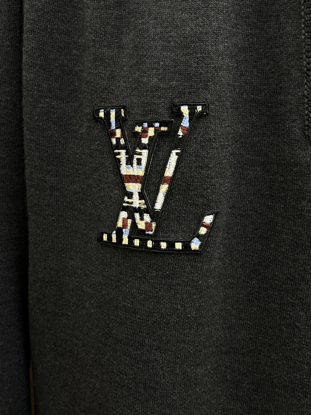 秋冬 Louis VuittonLV暗黑系织针卫裤｜慵懒里的细节控心动款】深灰黑调裹满软乎乎的质感，腰侧